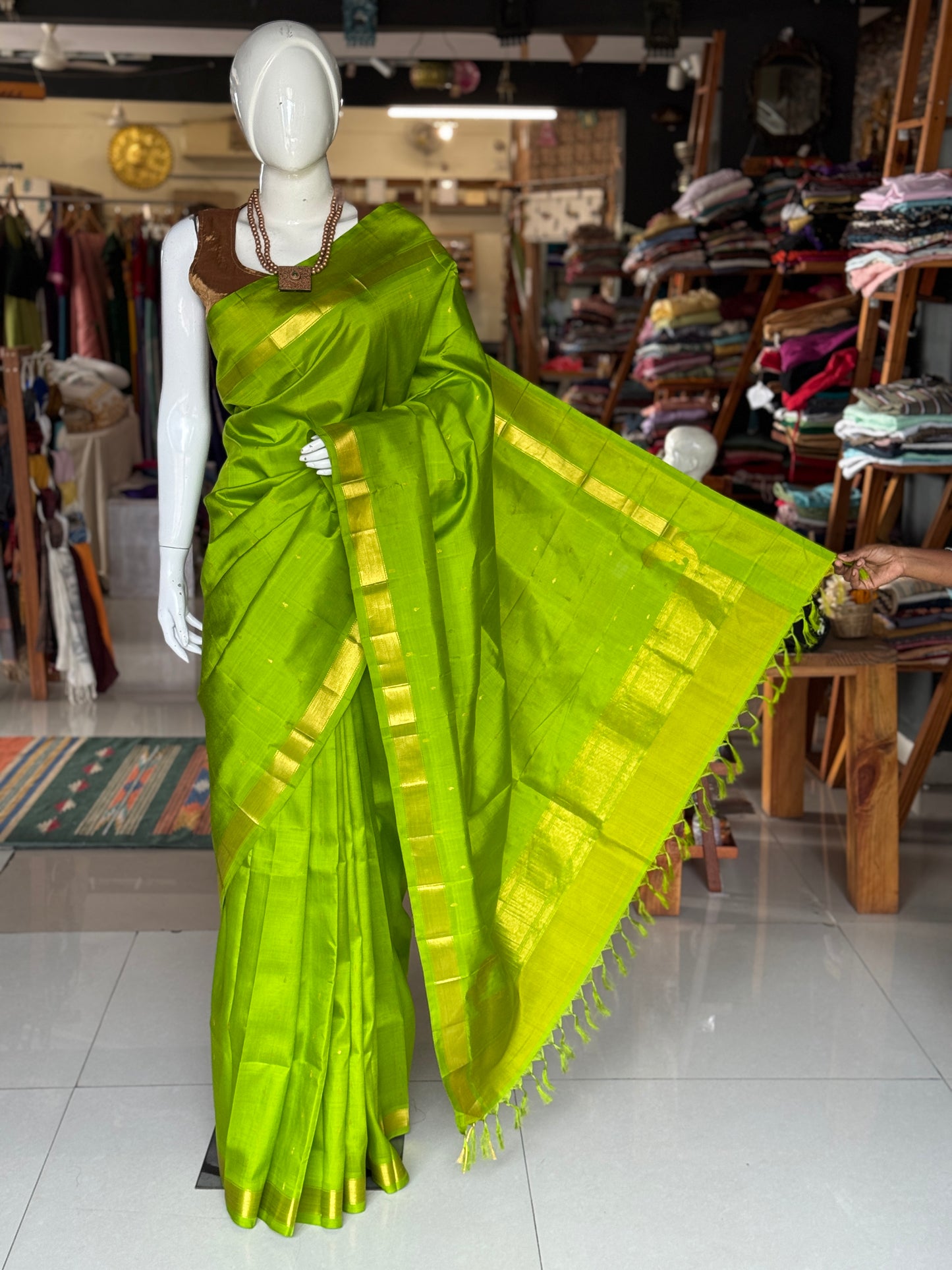 Parrot green pure silk handloom Kumbakonam pattu saree with rounded corner border near palla