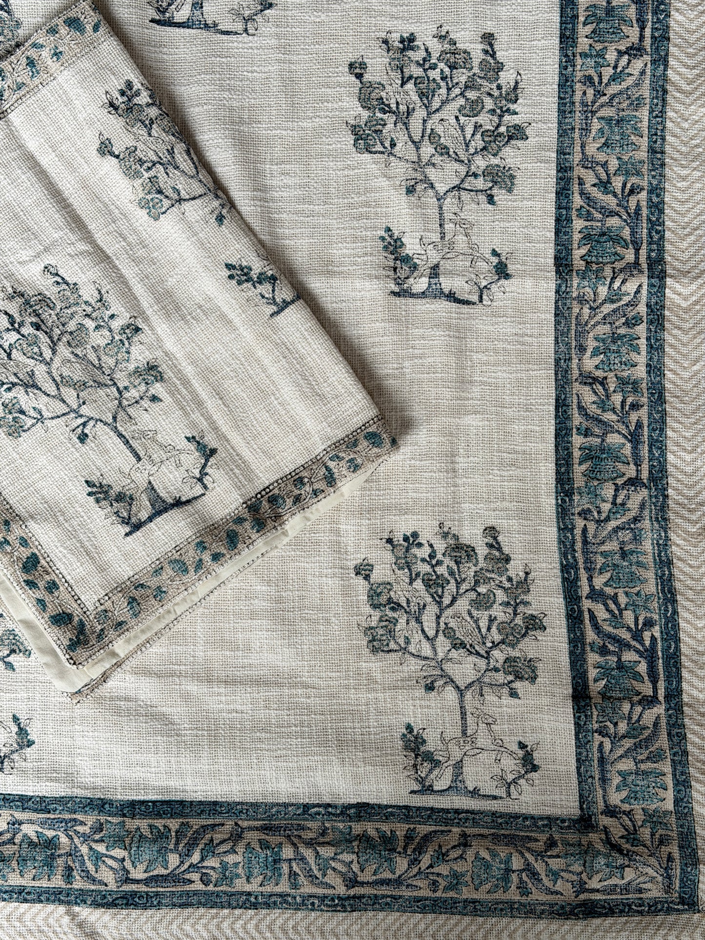 Off white hand block printed king size TNT jute cotton bed cover with 2 pillow cases