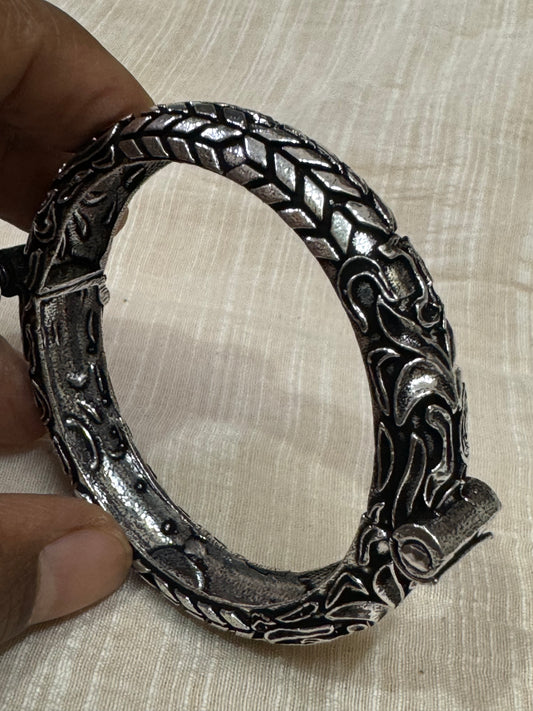 Chevron leaf design brass based glossy look openable bangle kada