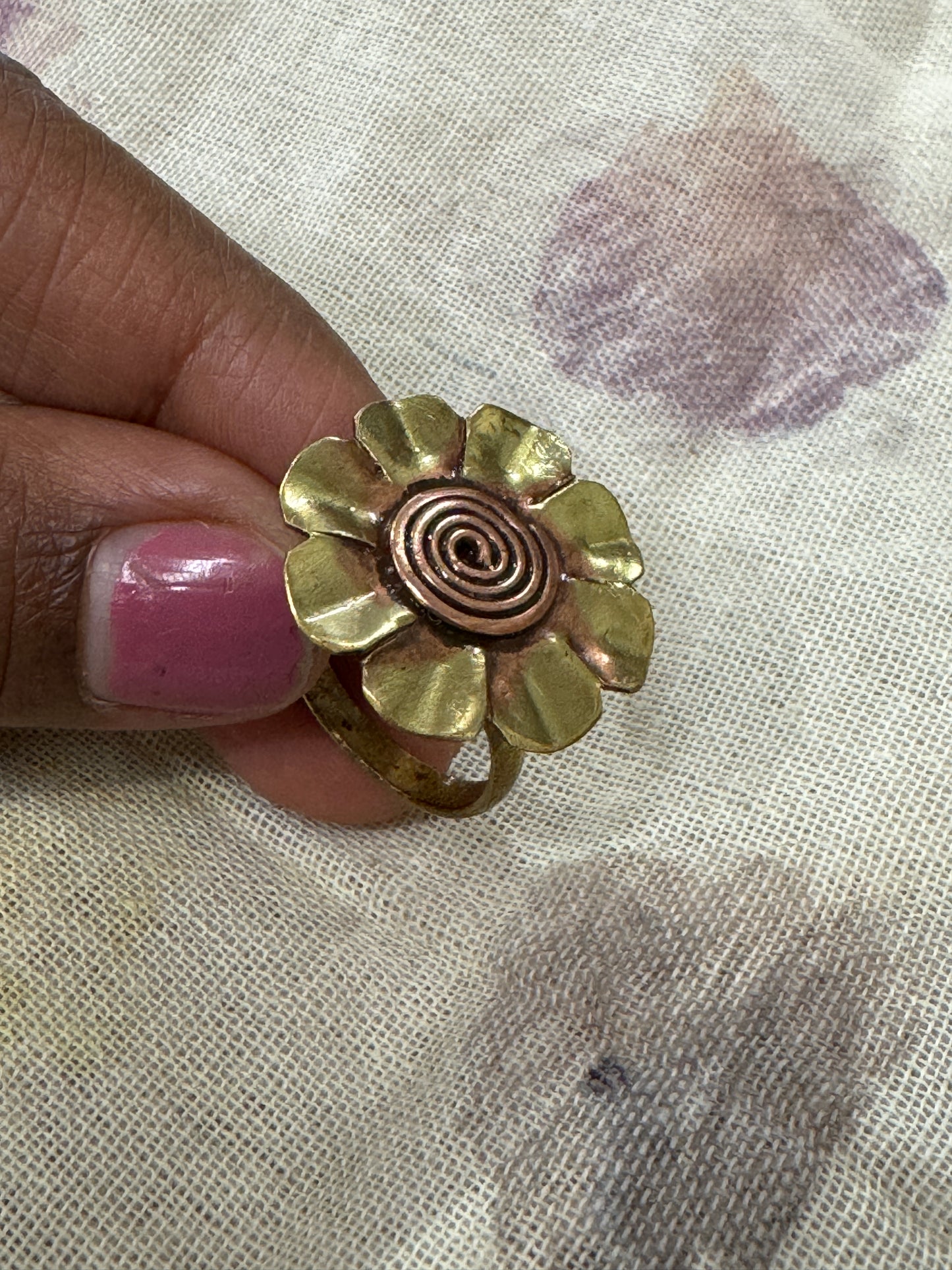 Flower design finger ring in brass and copper