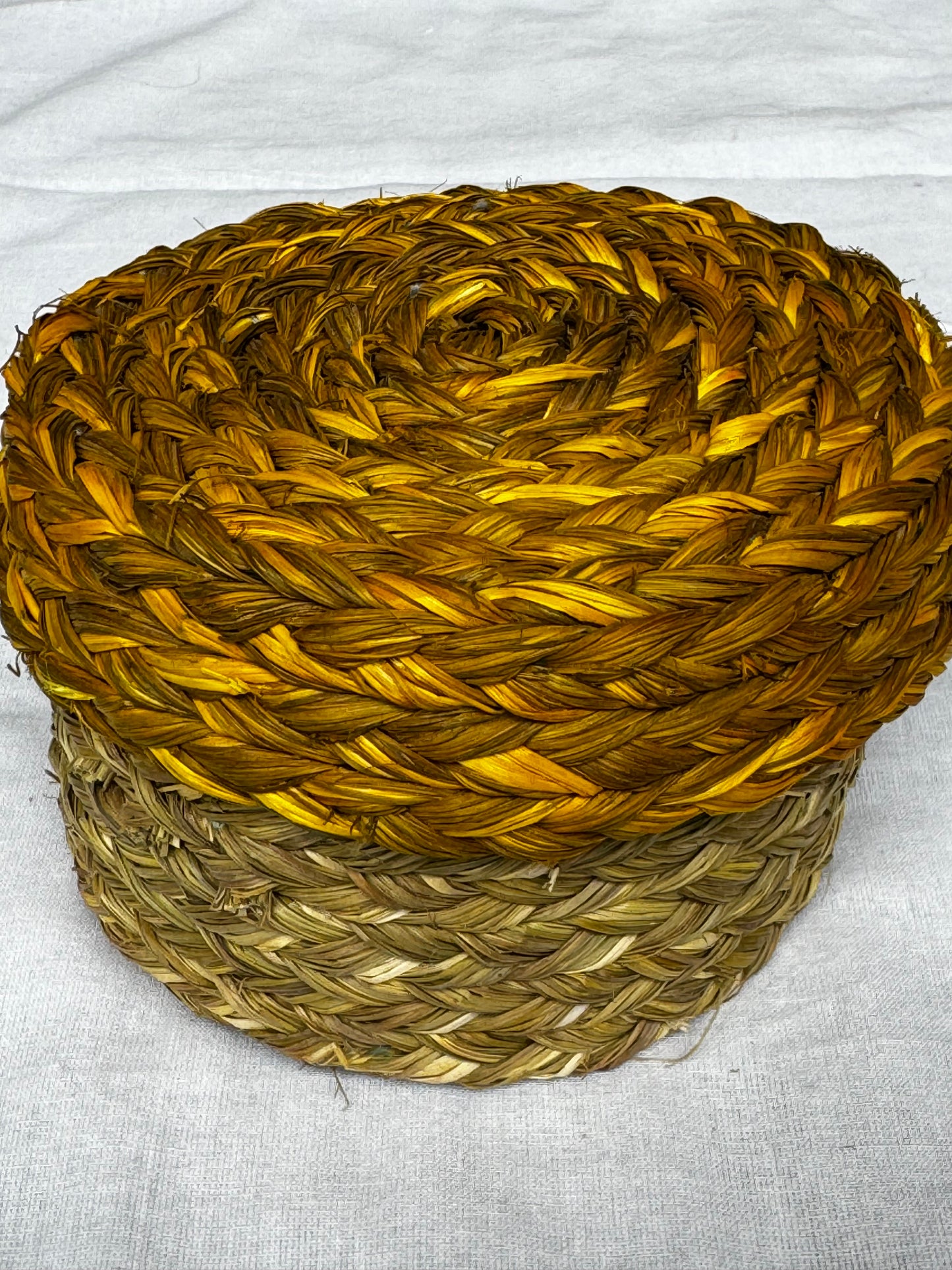 Sabai Grass round shape box with colour lid