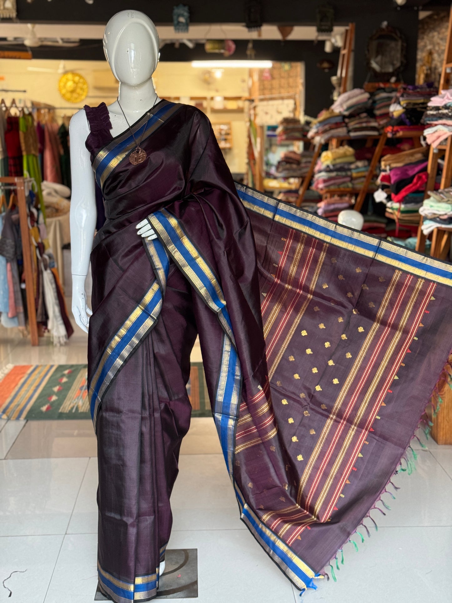 Deep burgundy shade pure silk handloom Kumbakonam pattu saree with blue border and a beautiful palla