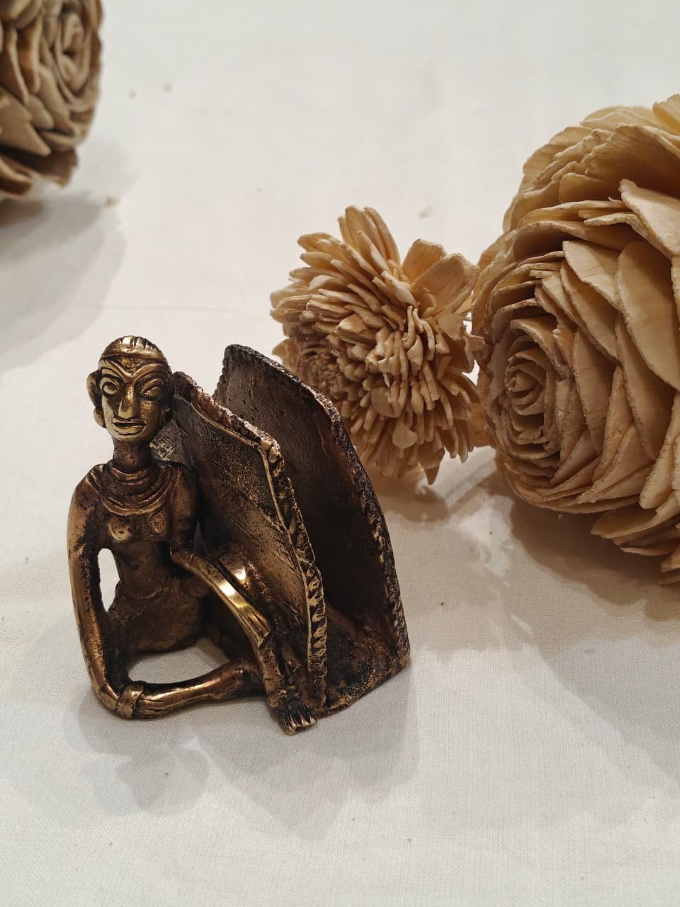 Sitting lady cards holder in brass