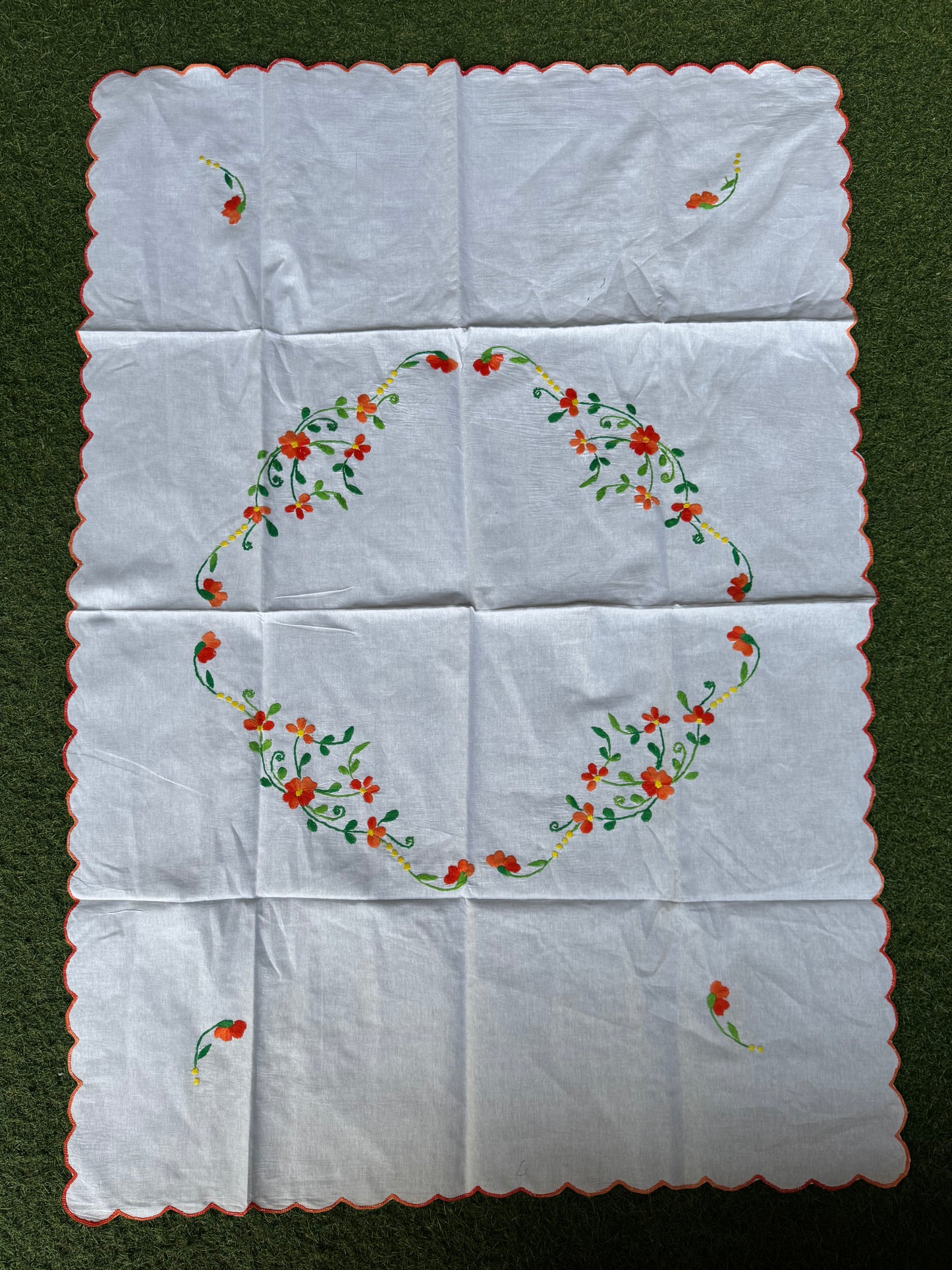 Table covers in hand embroidered cotton with scallop edge