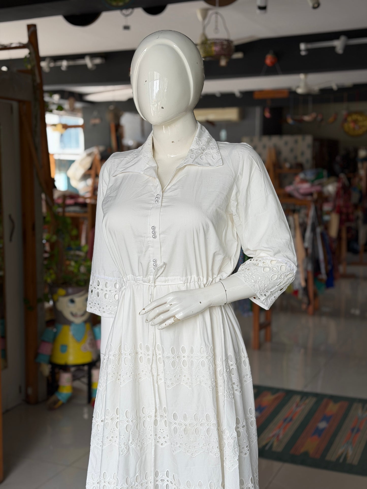 White Hakoba cotton collared dress with belt