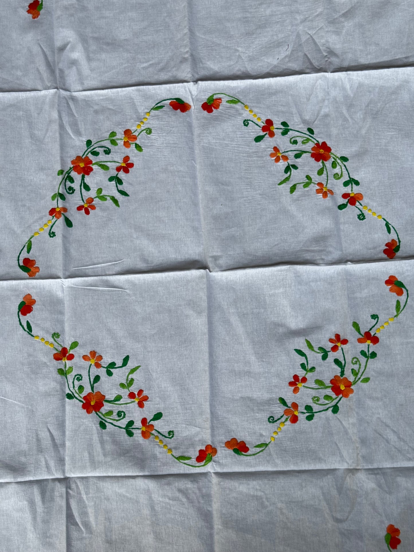 Table covers in hand embroidered cotton with scallop edge