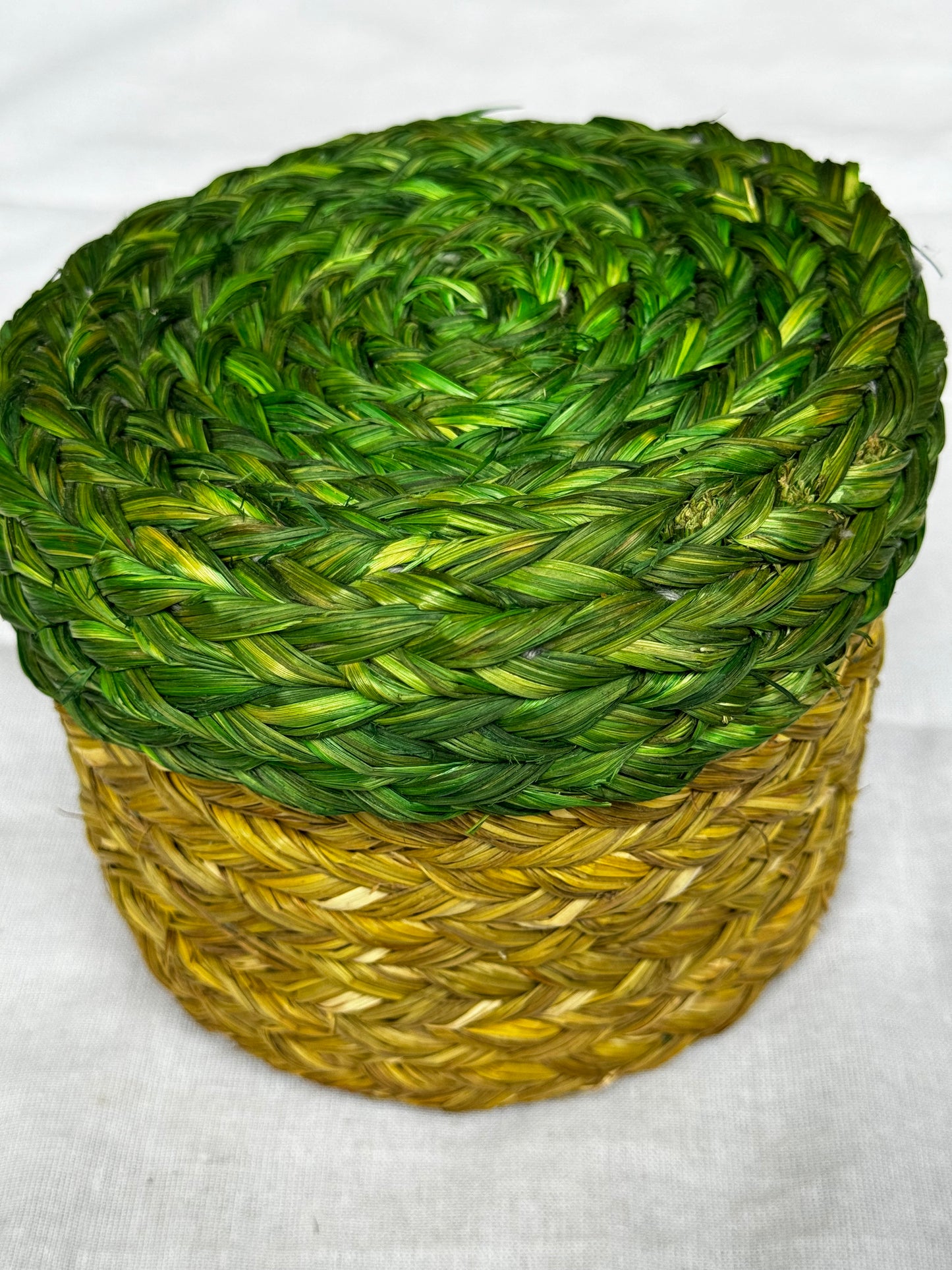 Sabai Grass round shape box with colour lid