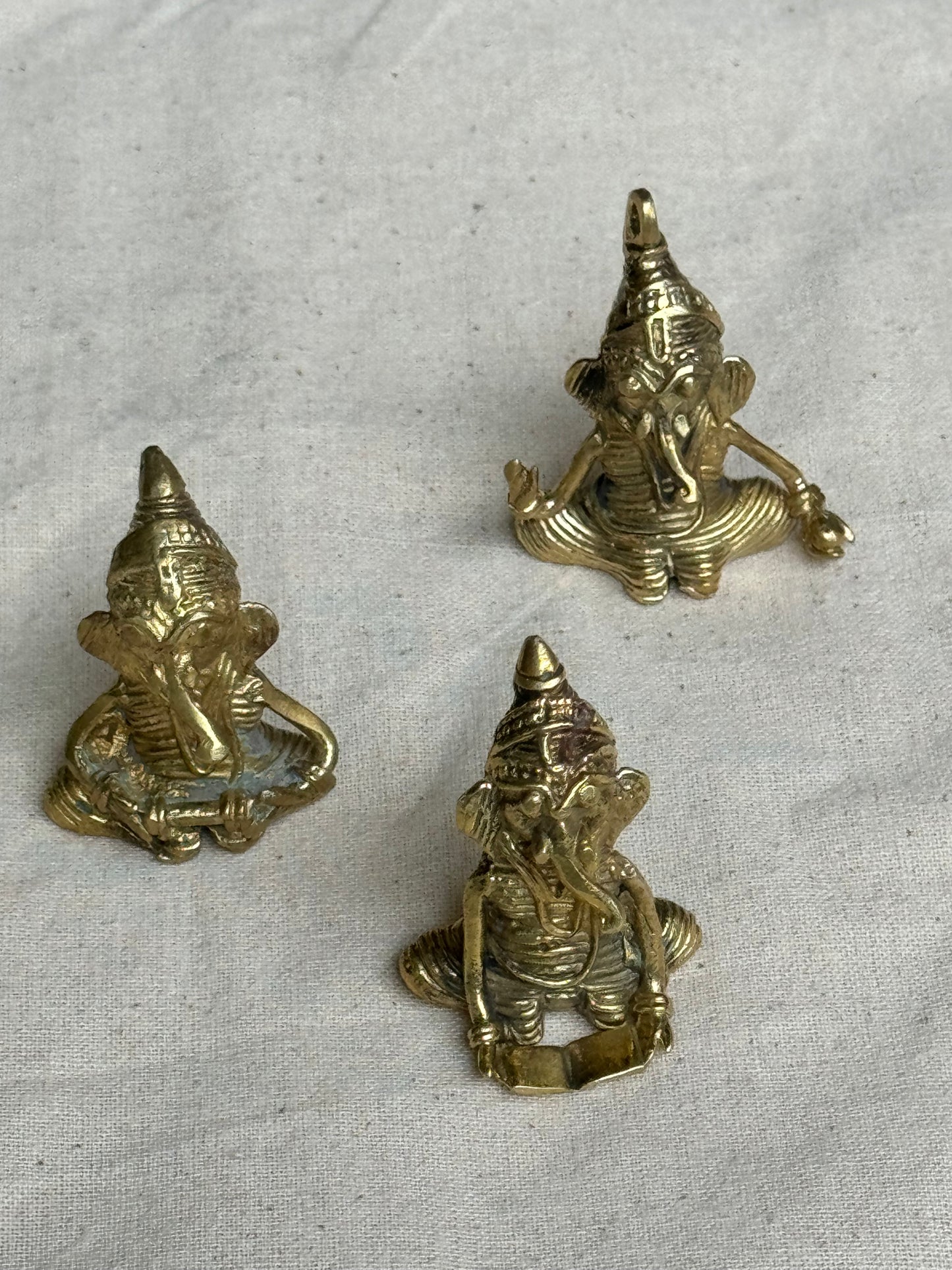 Small sitting Ganesha in brass - handcrafted in dokra craft