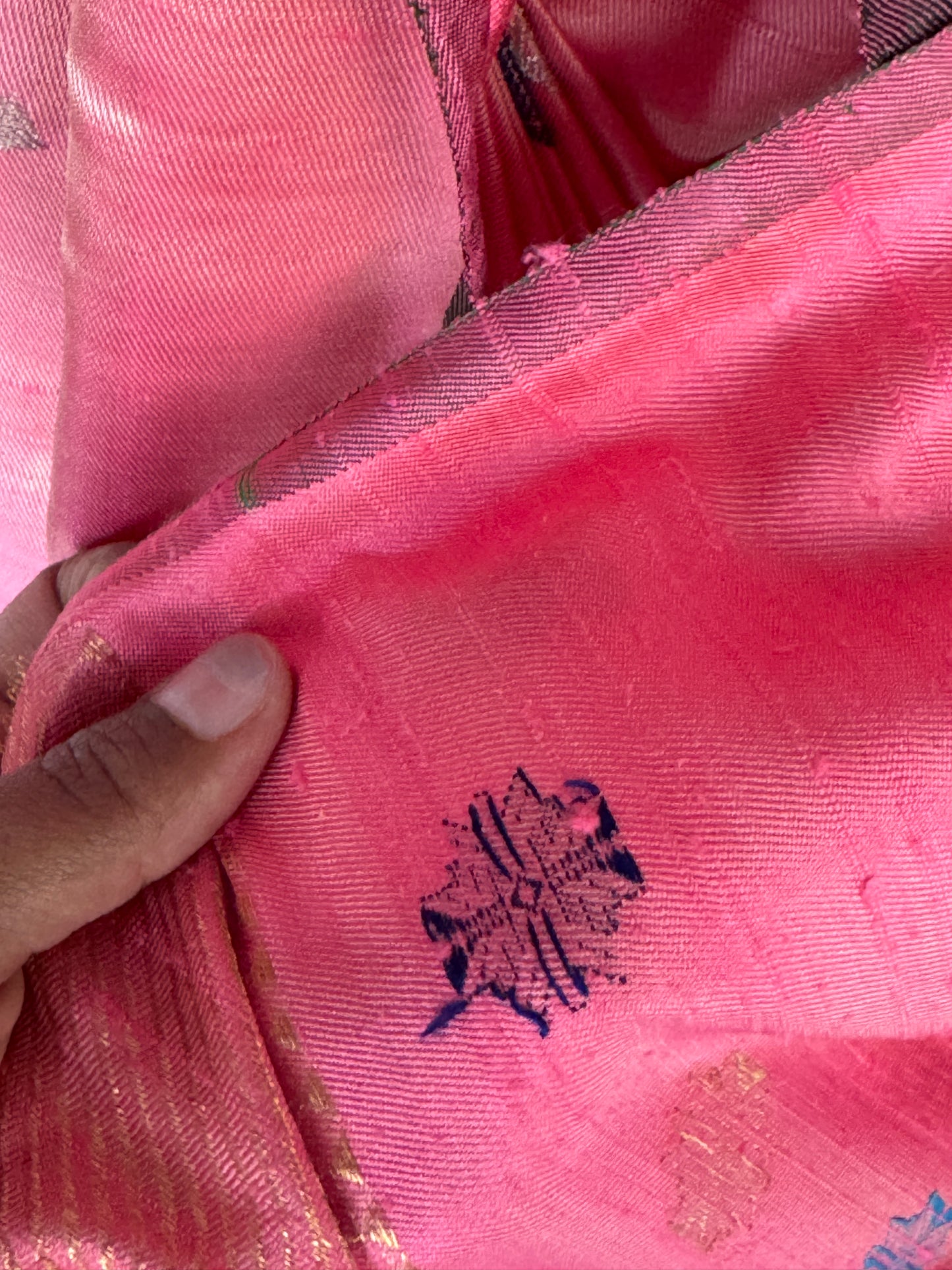 Trendy look Peach pink Dupion pure silk twill weave handwoven Gadwal without border saree with unstitched blouse
