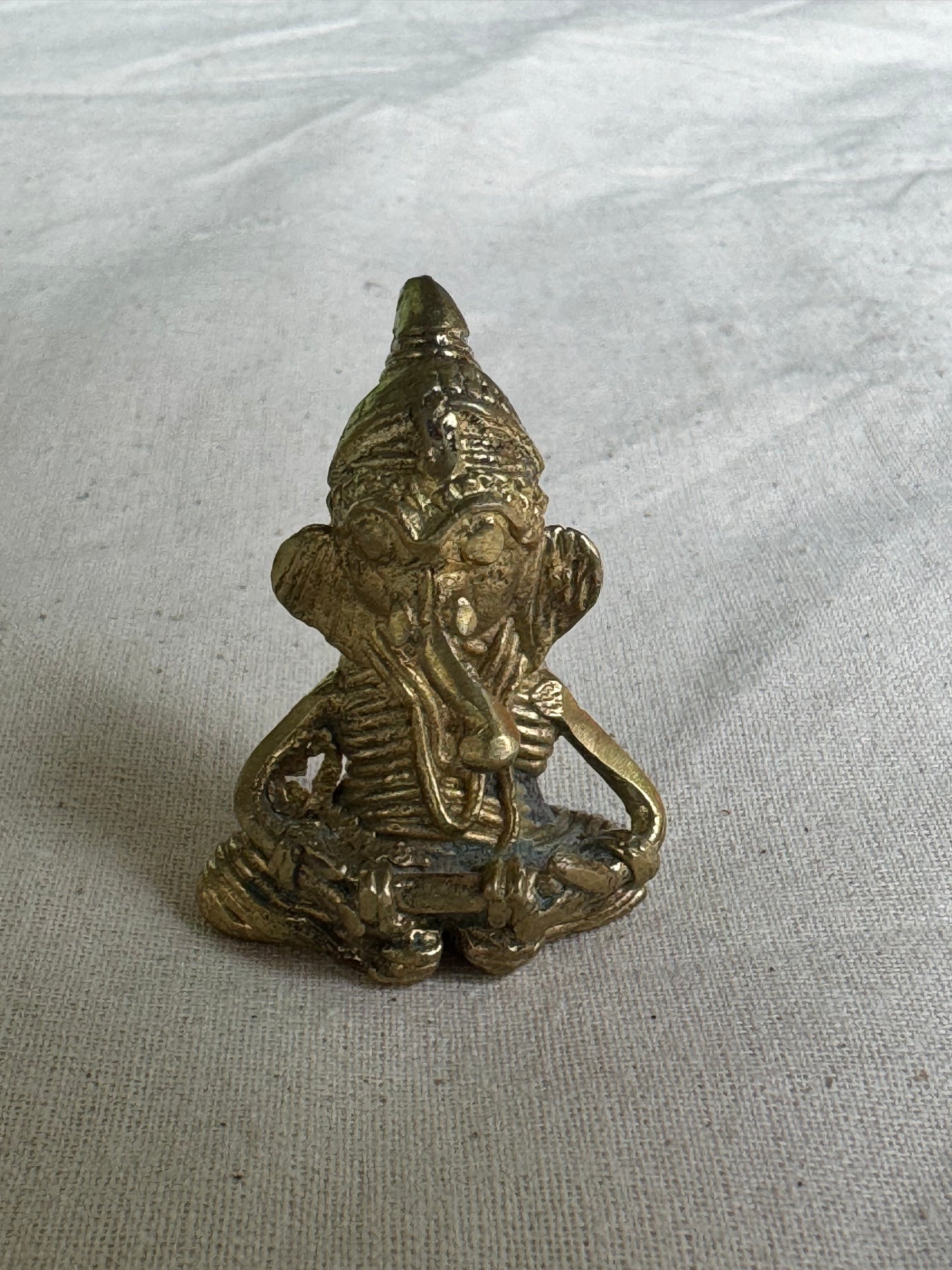 Small sitting Ganesha in brass - handcrafted in dokra craft