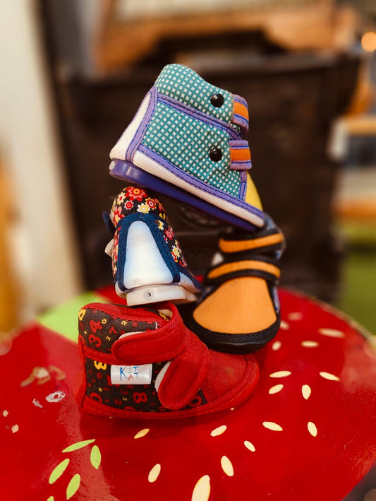 Toddlers colorful squeaky shoes - multiple designs