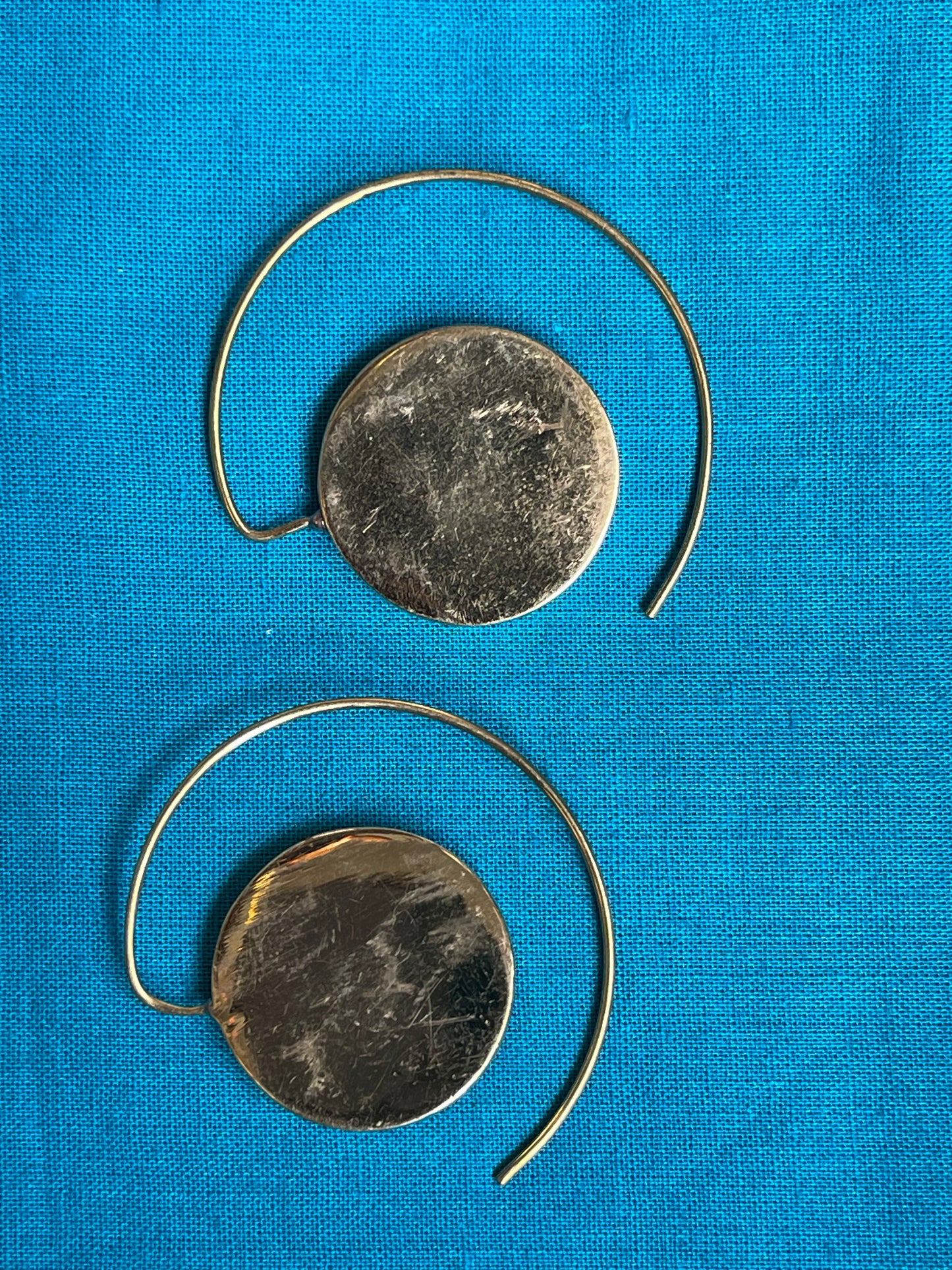 Solid circle in the center - brass side hooks earrings