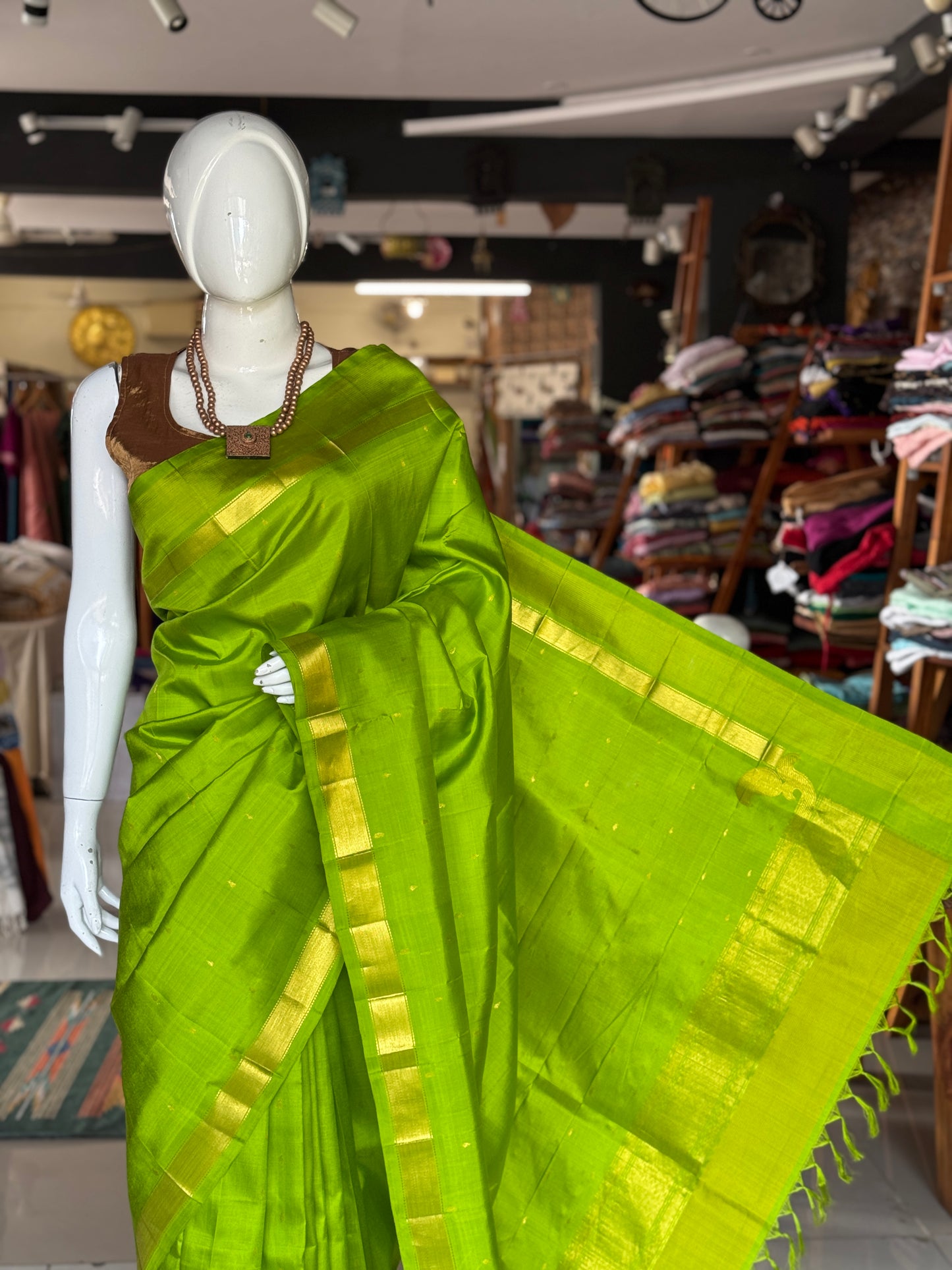 Parrot green pure silk handloom Kumbakonam pattu saree with rounded corner border near palla