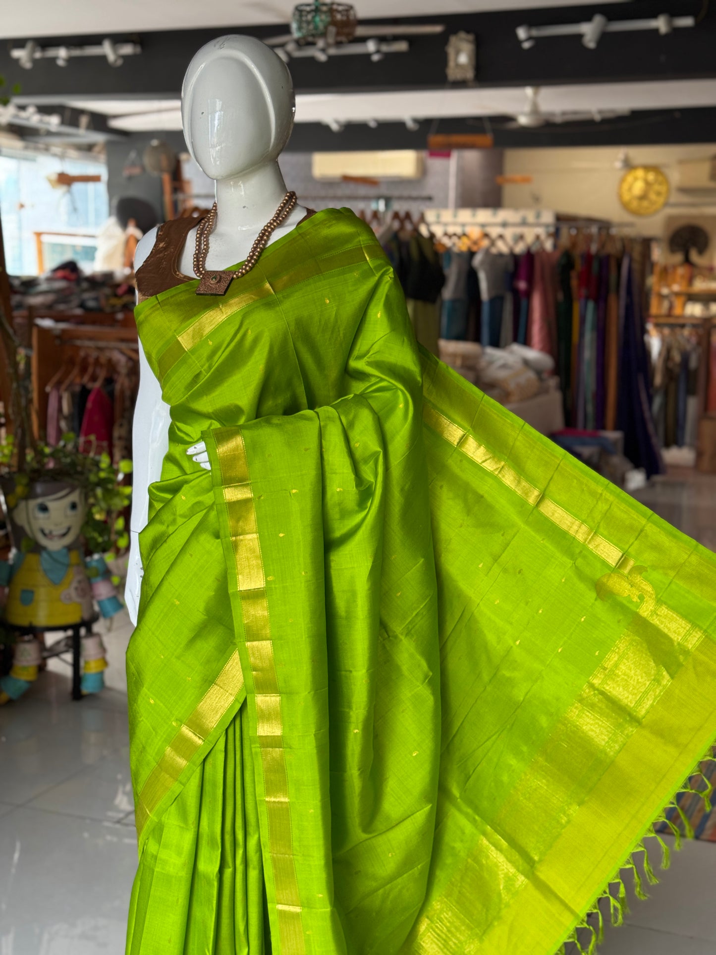 Parrot green pure silk handloom Kumbakonam pattu saree with rounded corner border near palla