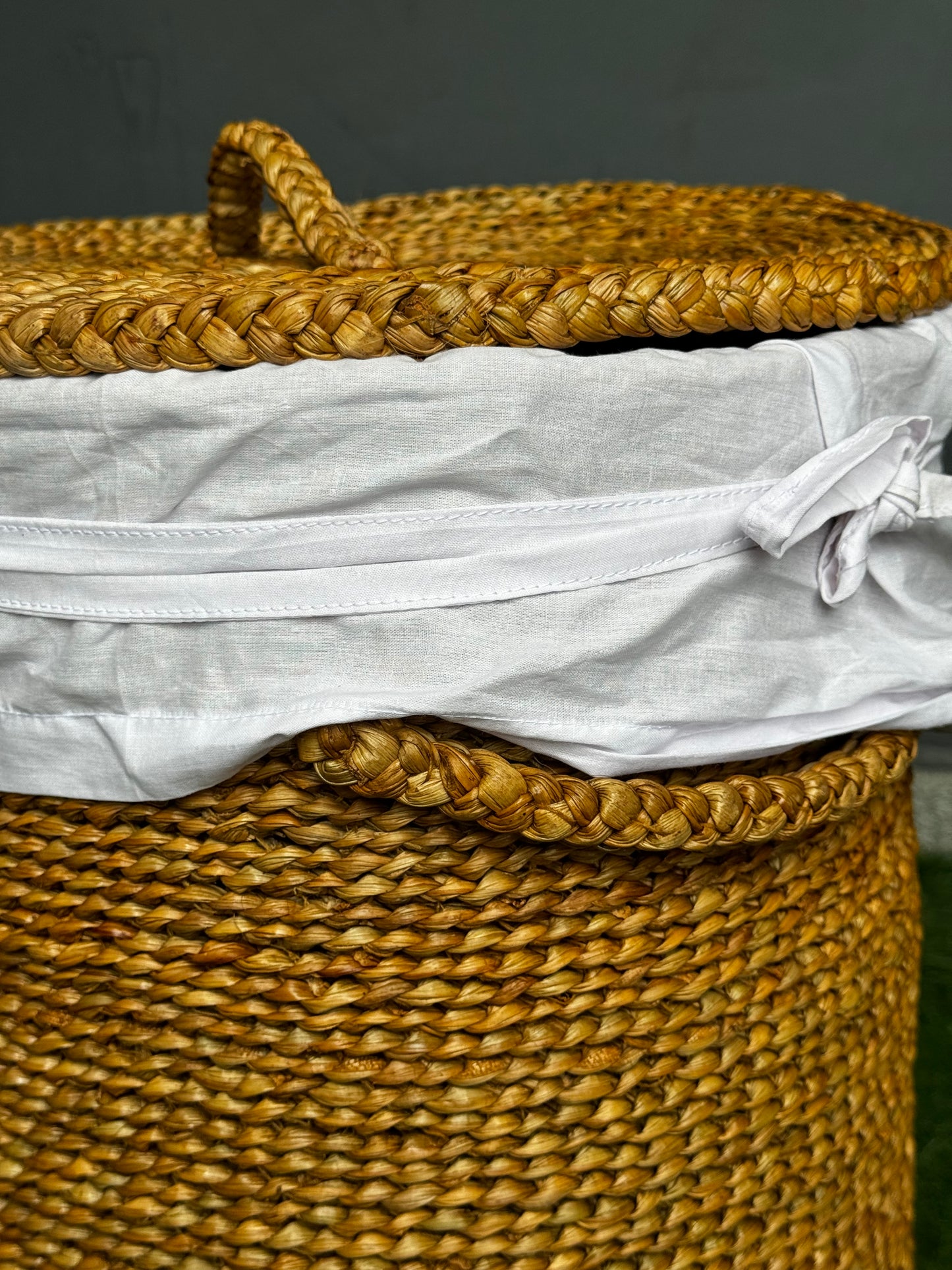 Laundry basket with inner cotton lining and lid - hogla leaf, handcrafted