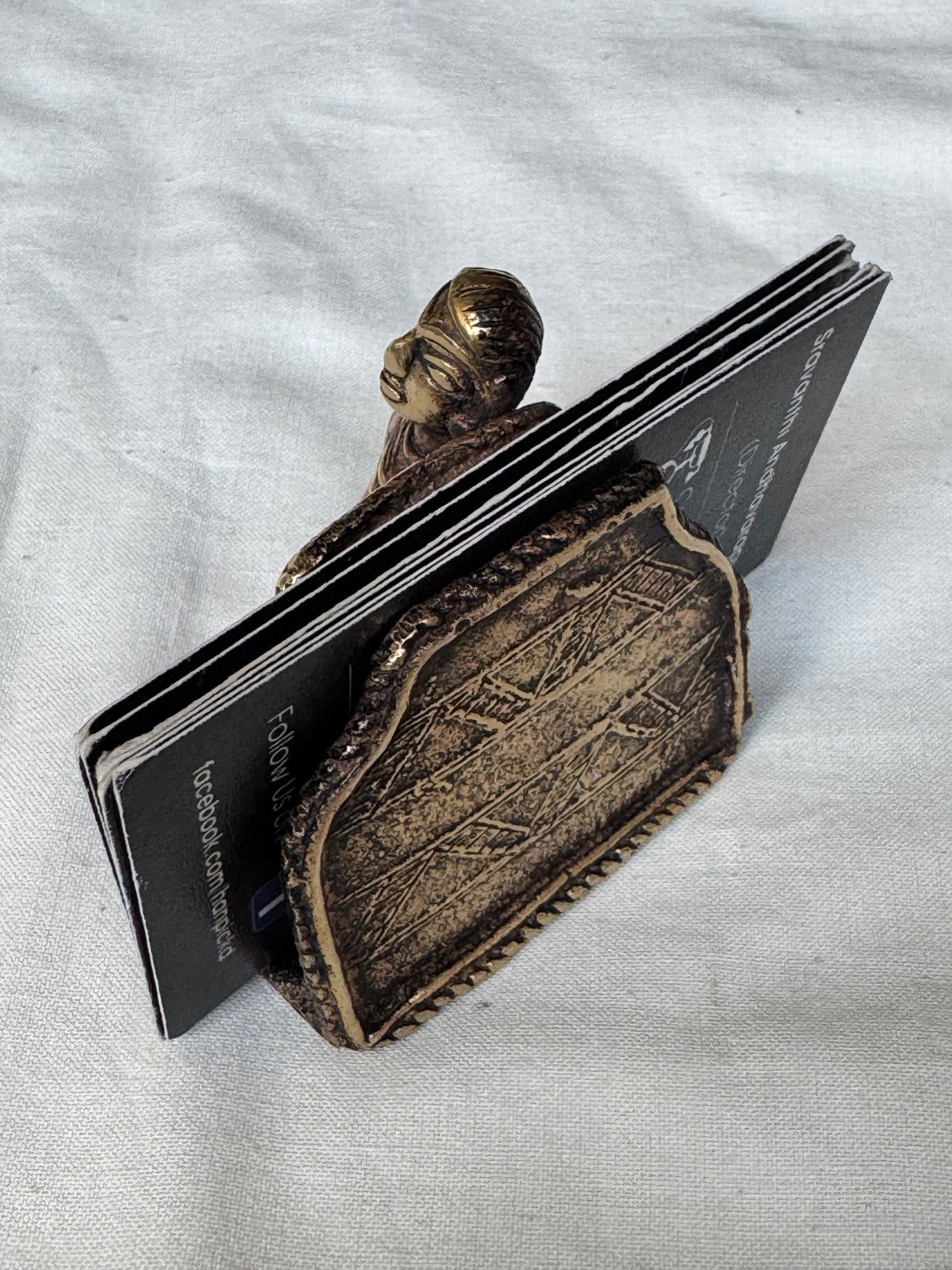 Sitting lady cards holder in brass