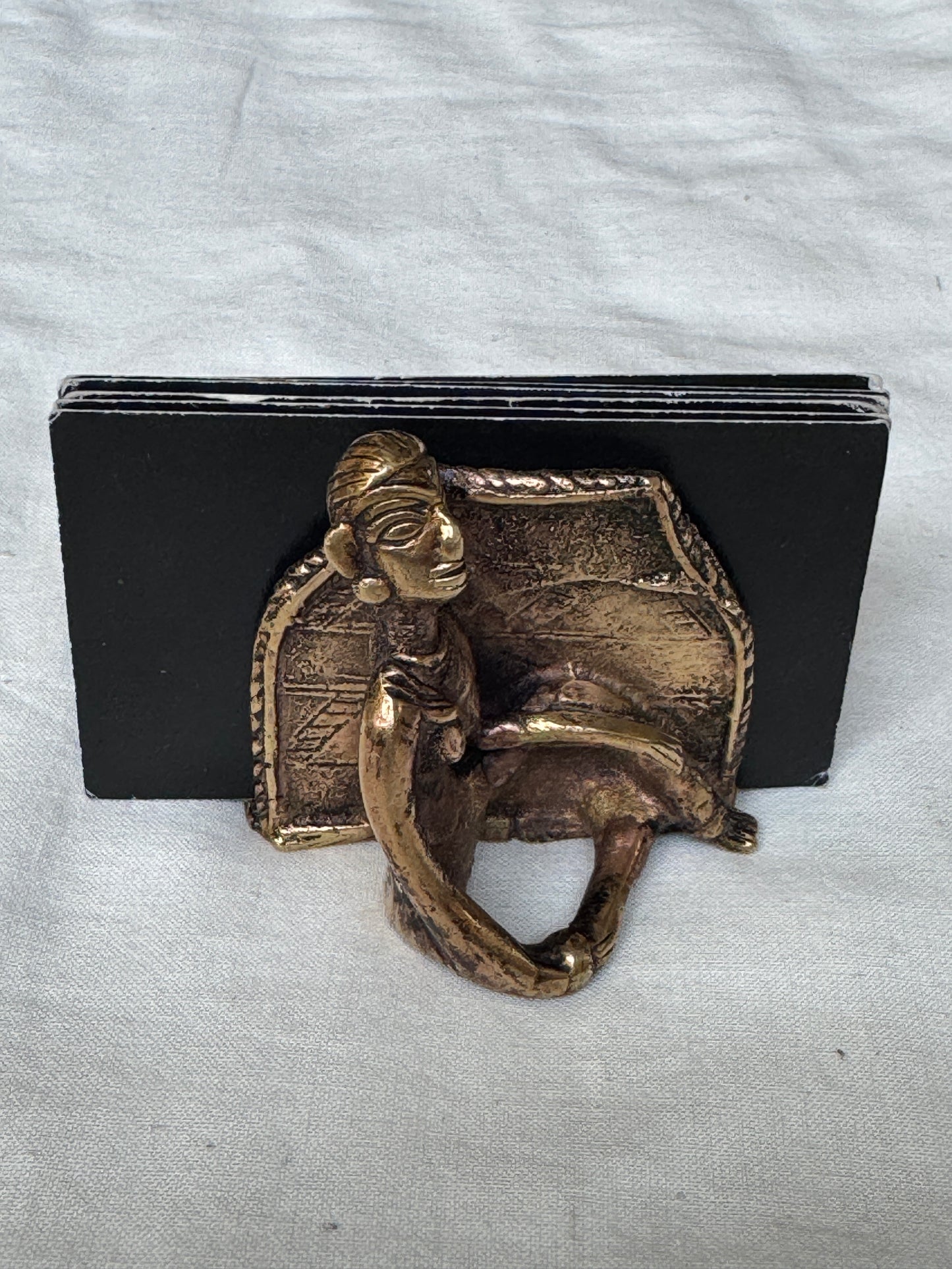 Sitting lady cards holder in brass