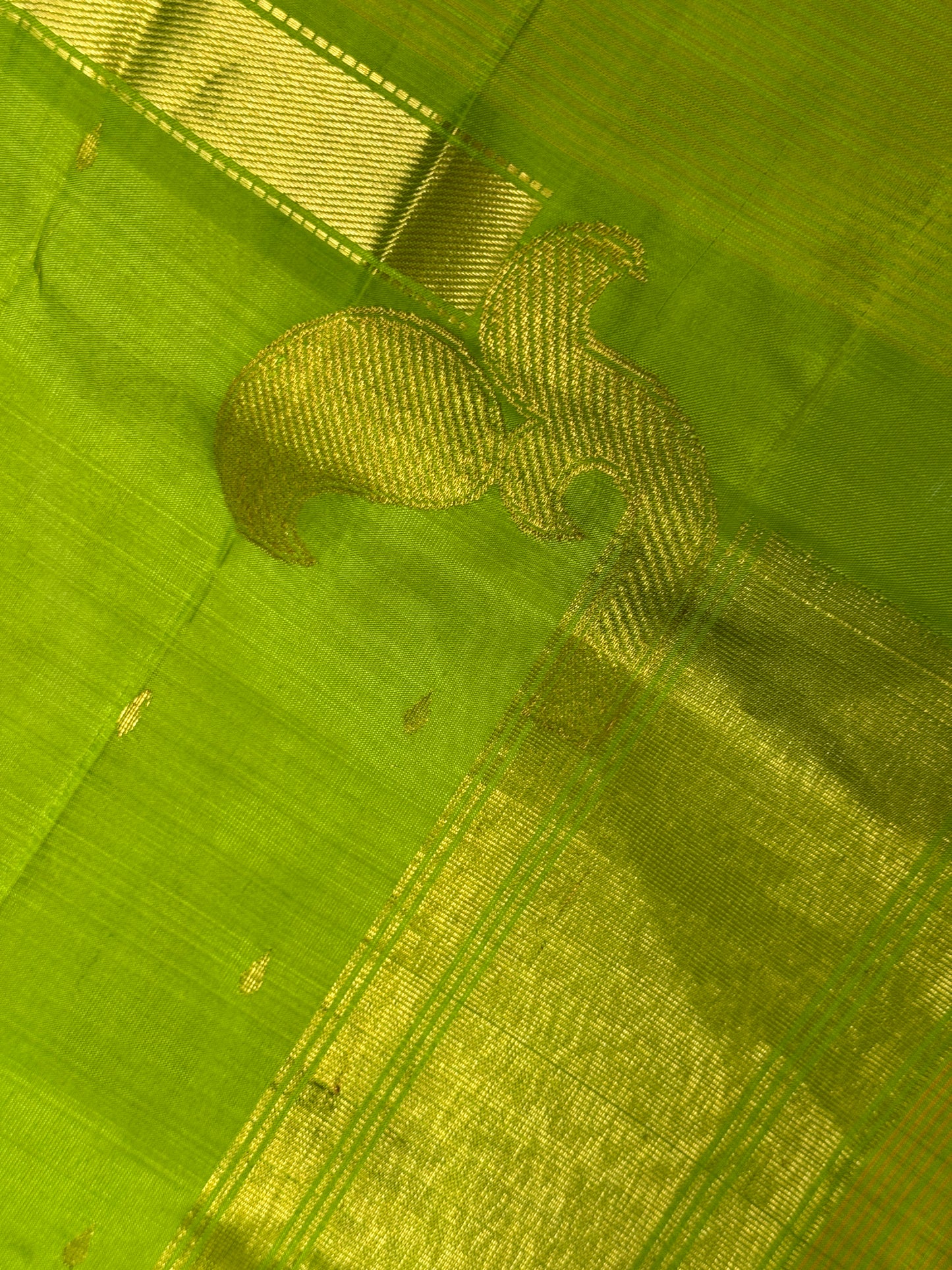 Parrot green pure silk handloom Kumbakonam pattu saree with rounded corner border near palla