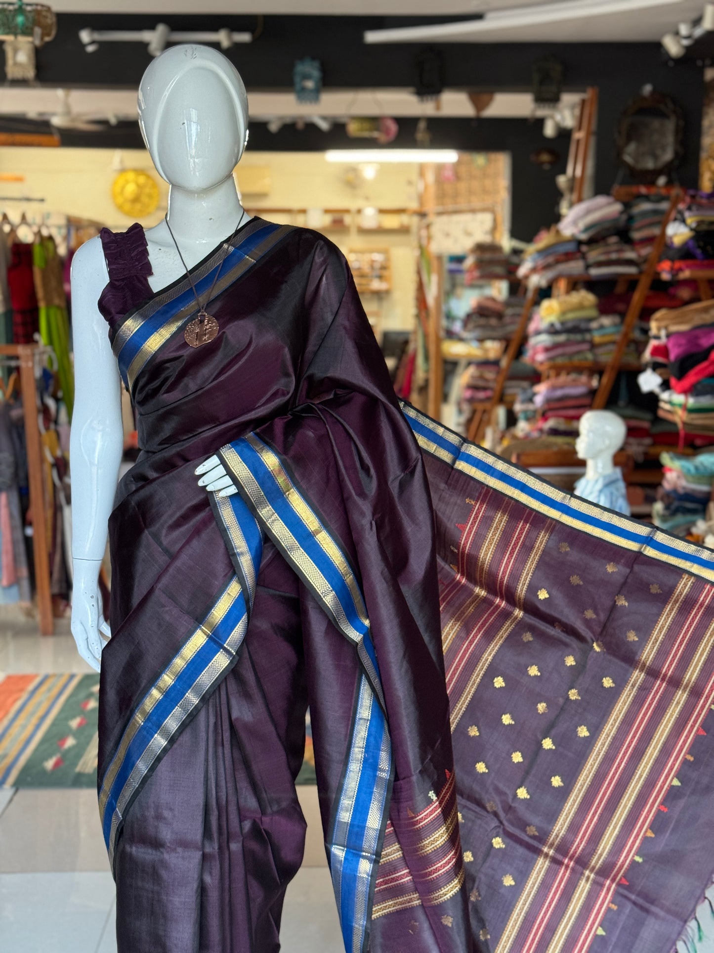Deep burgundy shade pure silk handloom Kumbakonam pattu saree with blue border and a beautiful palla