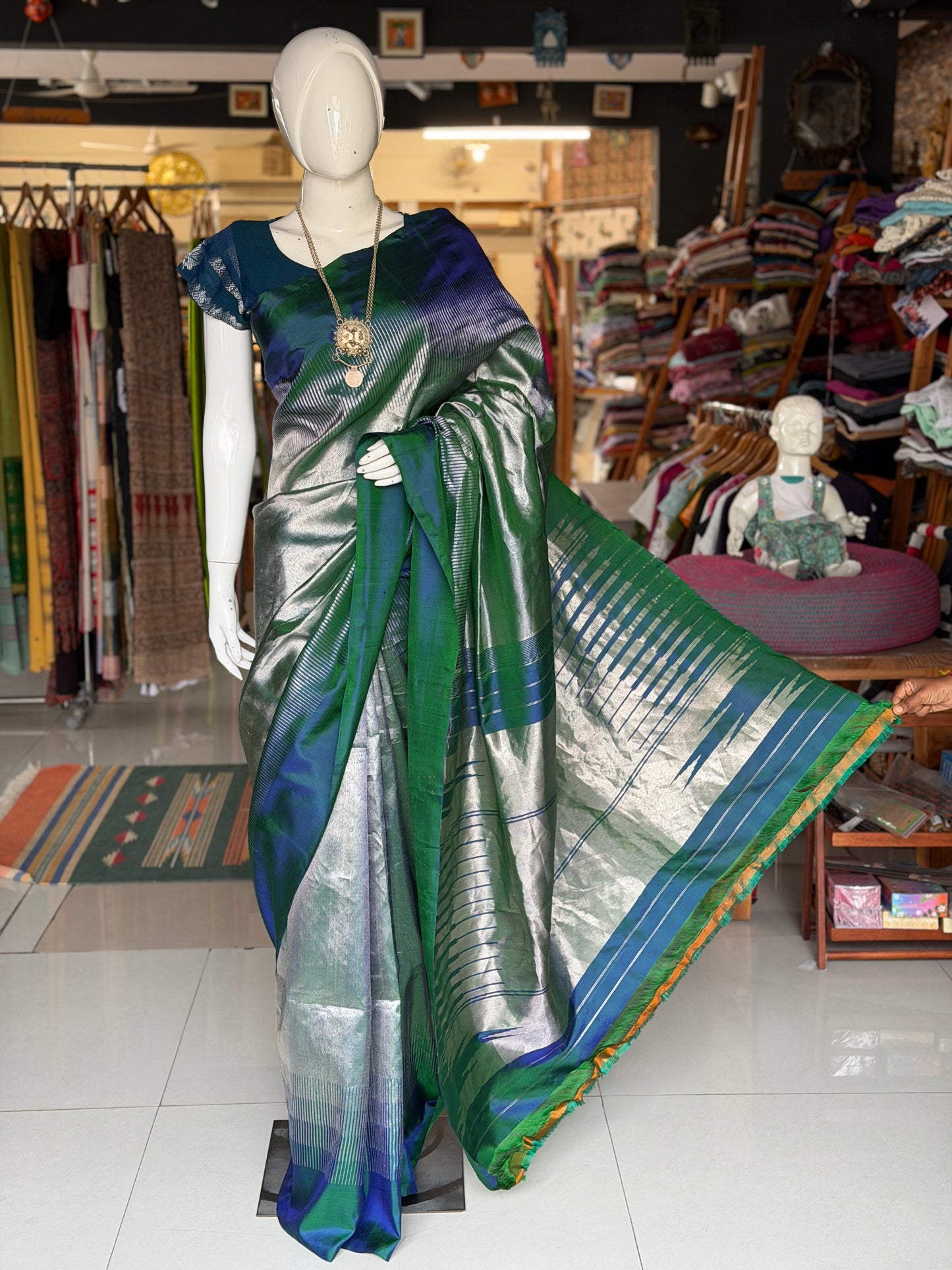 Turquoise n silver pure silk handwoven Gadwal 8 kol saree with unstitched blouse