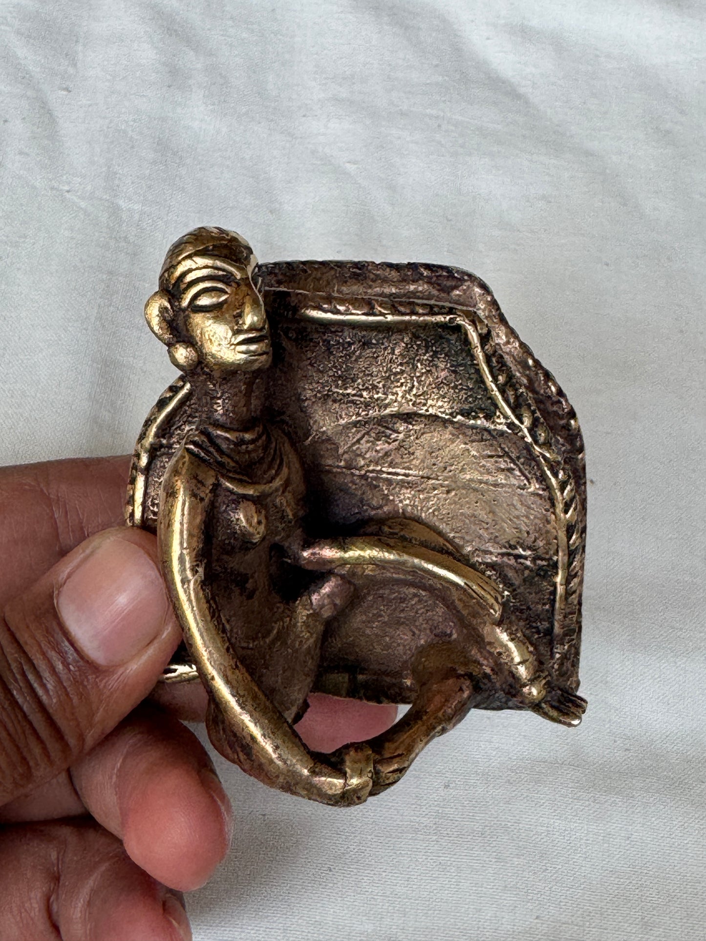 Sitting lady cards holder in brass