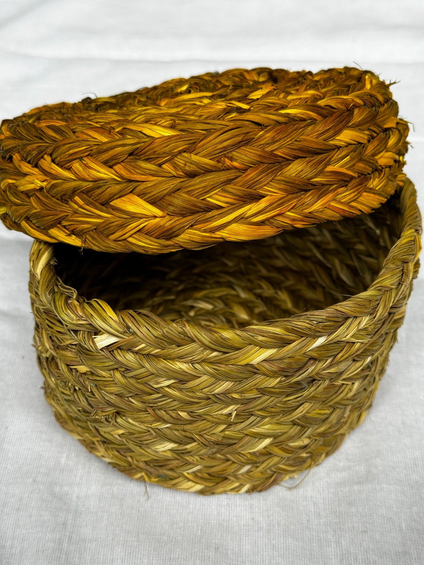 Sabai Grass round shape box with colour lid