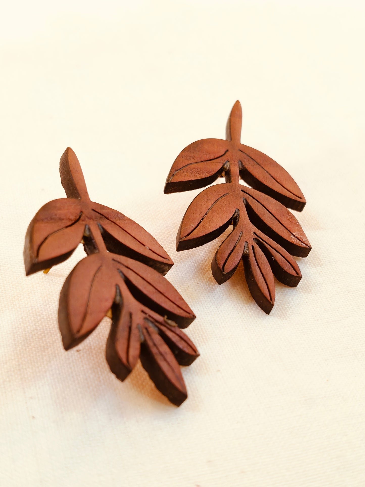 Leaf design earrings in wood