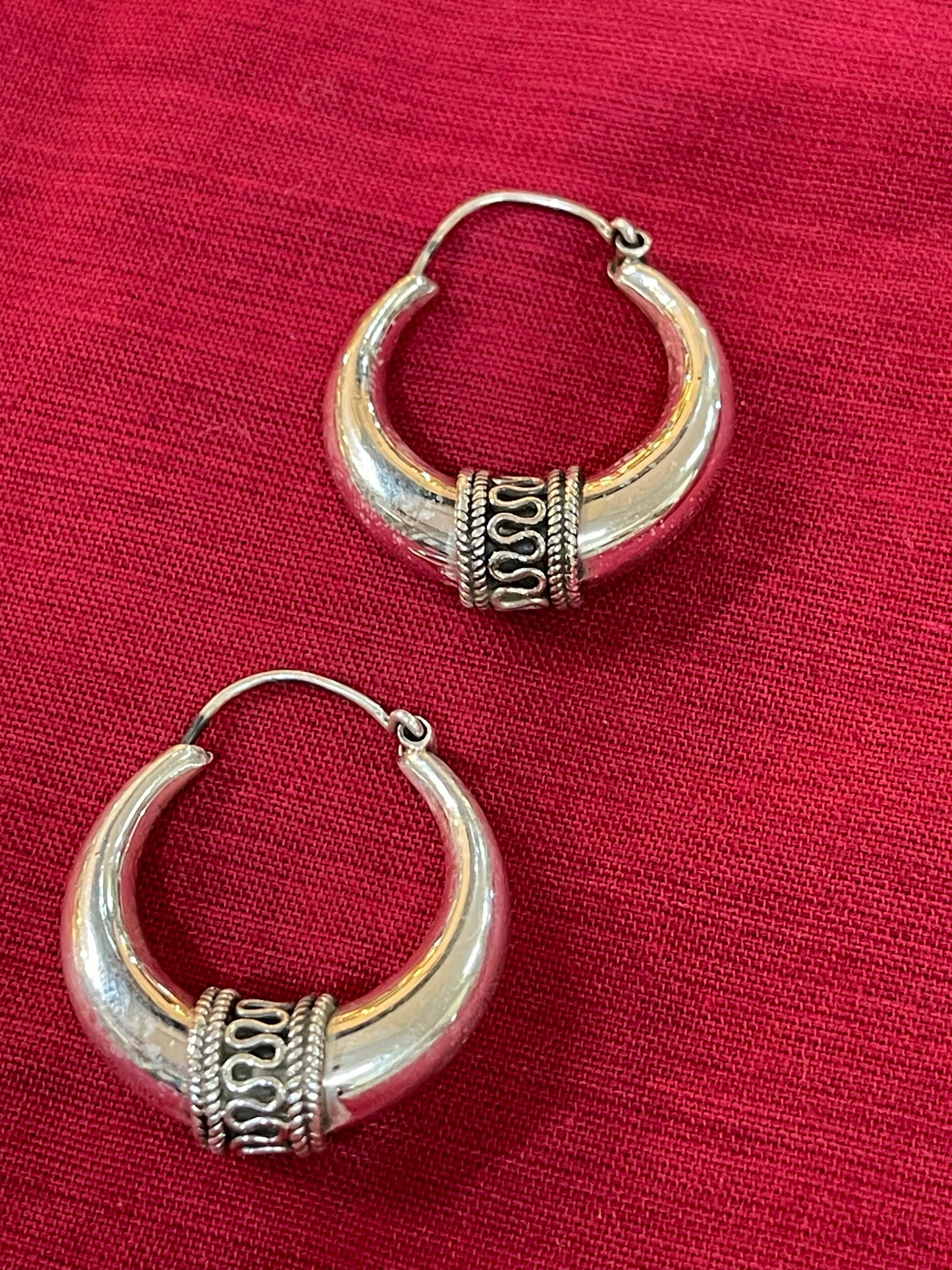 Round hoops with wavy pattern - Sterling 92.5 silver earrings