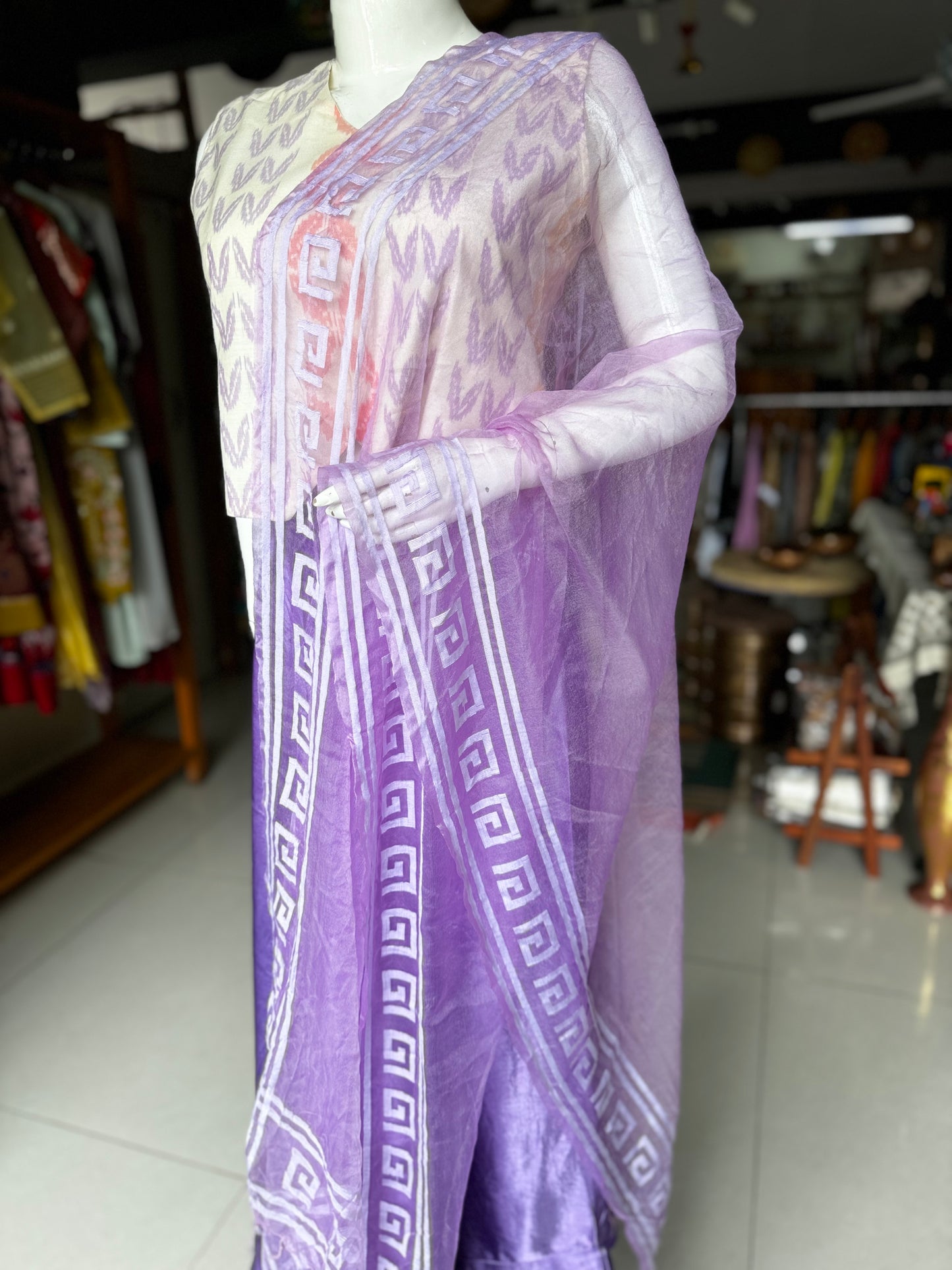 Lilac dupatta with white geometric design along the borders