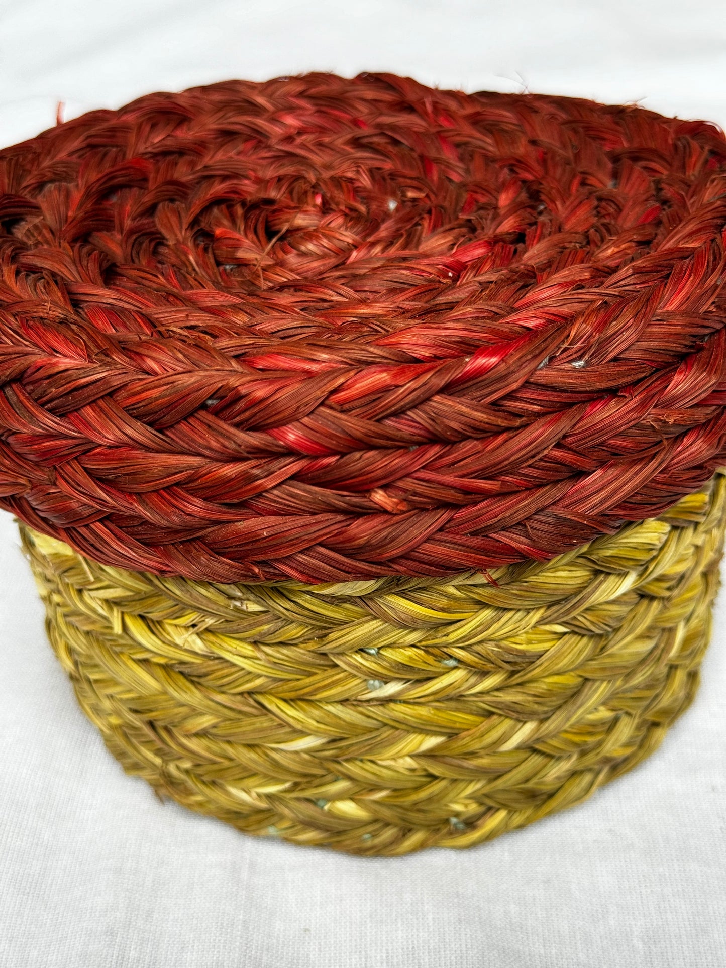 Sabai Grass round shape box with colour lid