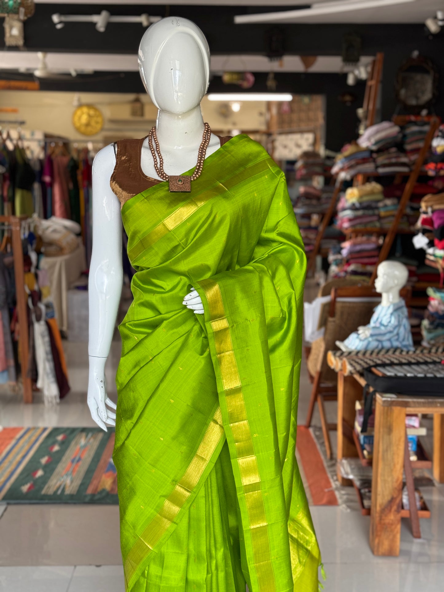 Parrot green pure silk handloom Kumbakonam pattu saree with rounded corner border near palla