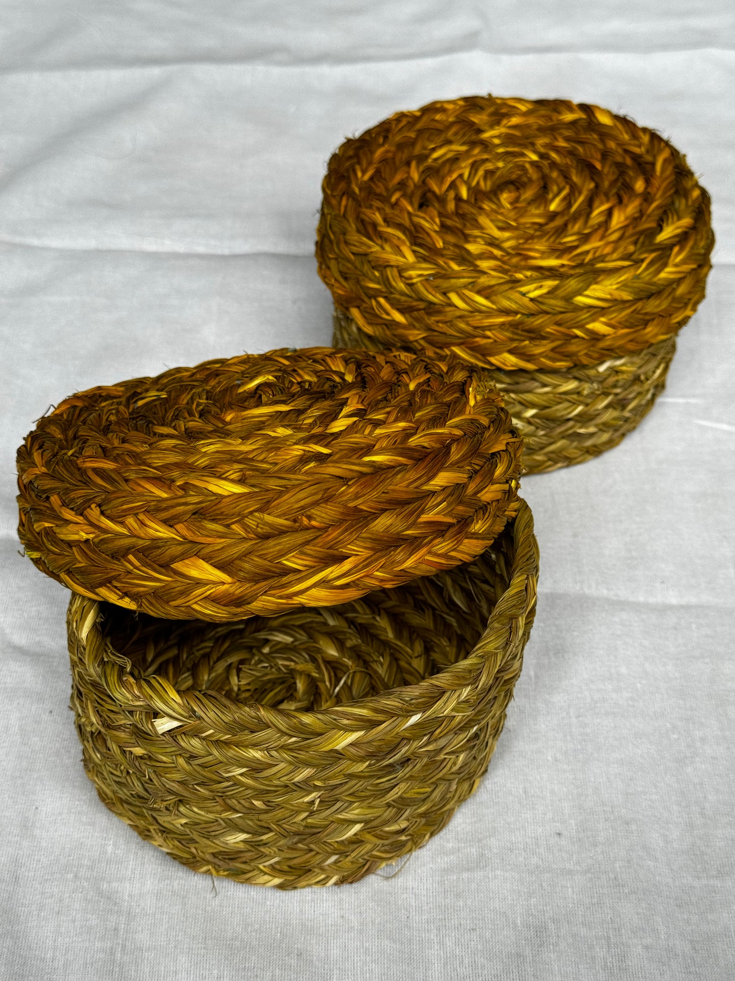 Sabai Grass round shape box with colour lid