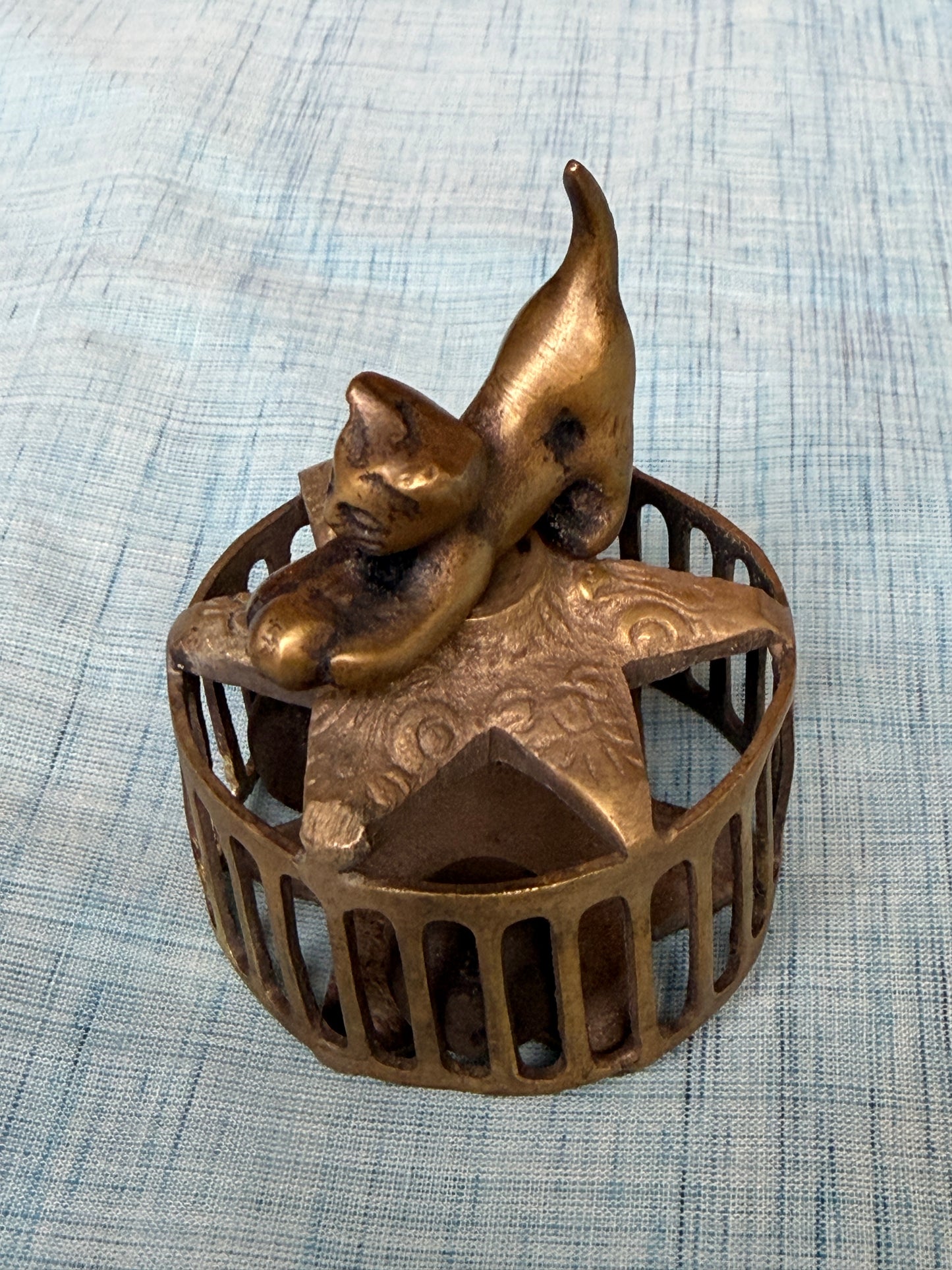 Vintage stretching cat design brass scrubber with bell - handcrafted traditional piece
