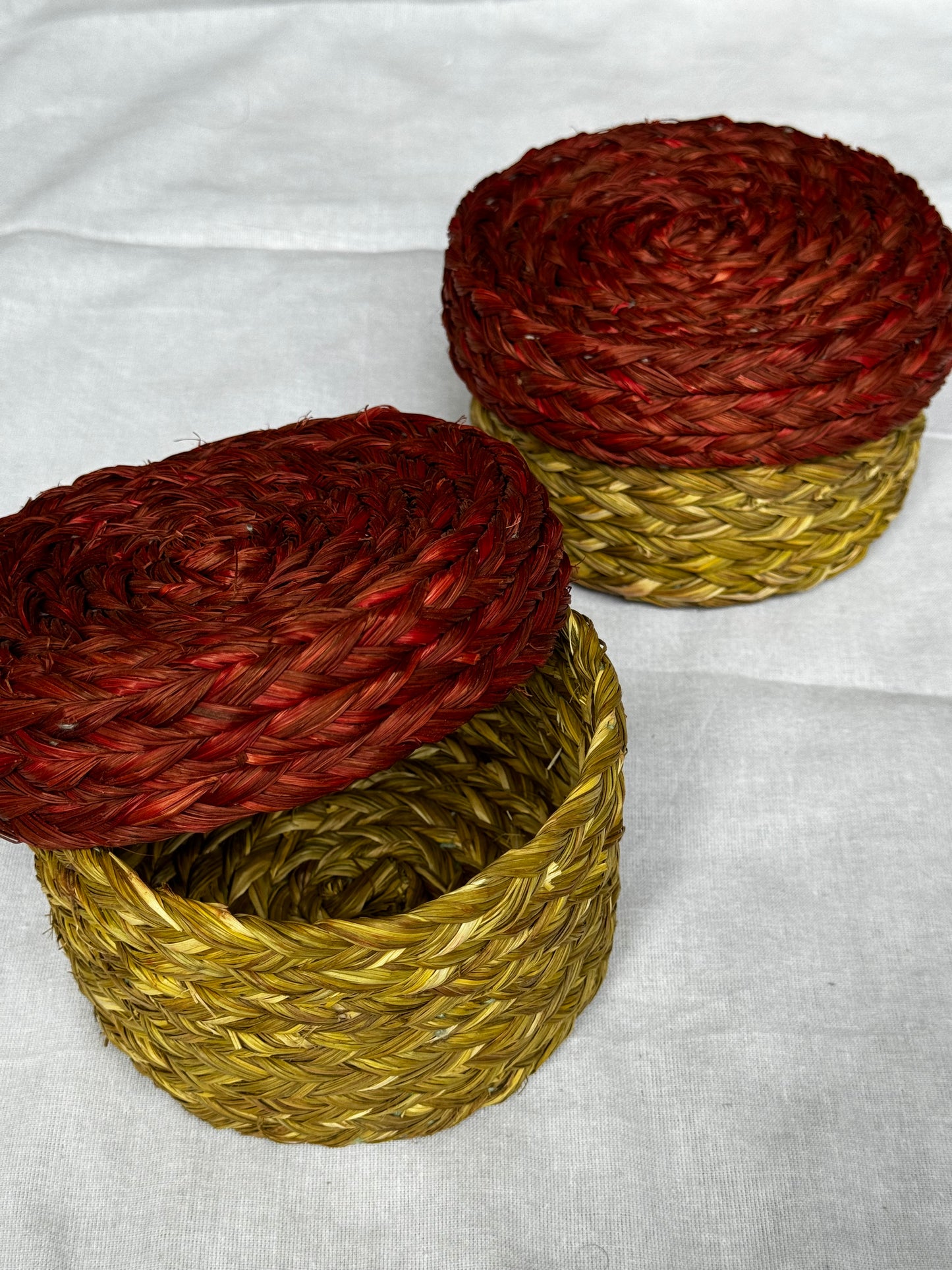 Sabai Grass round shape box with colour lid