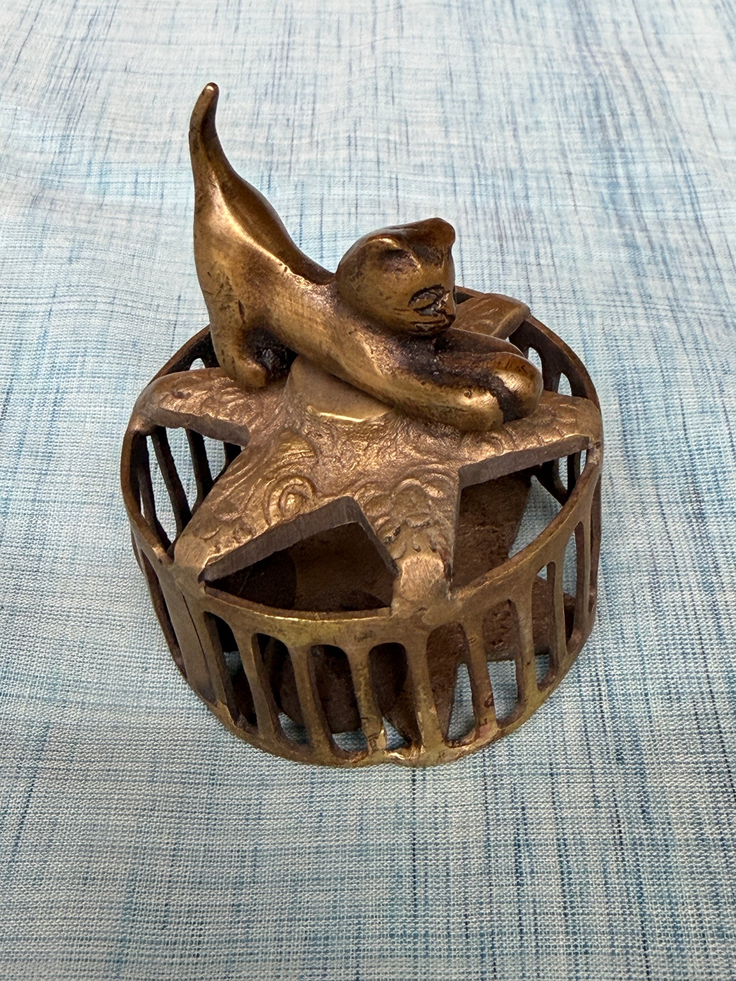 Vintage stretching cat design brass scrubber with bell - handcrafted traditional piece