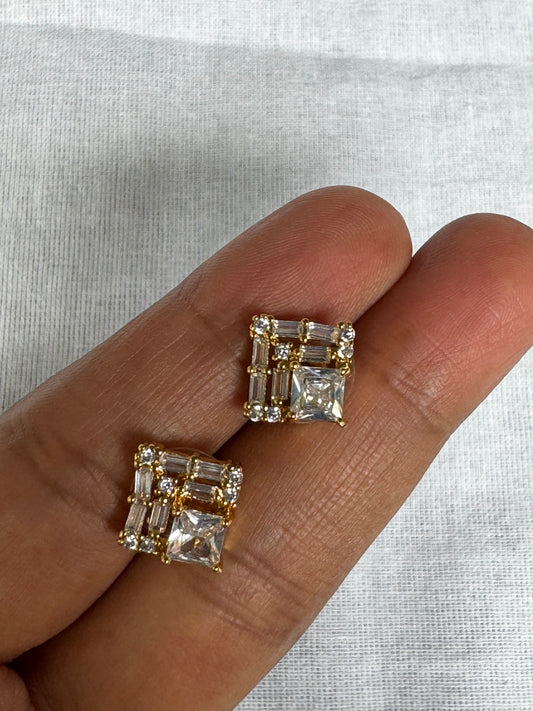 AD stud earrings in gold tone - square