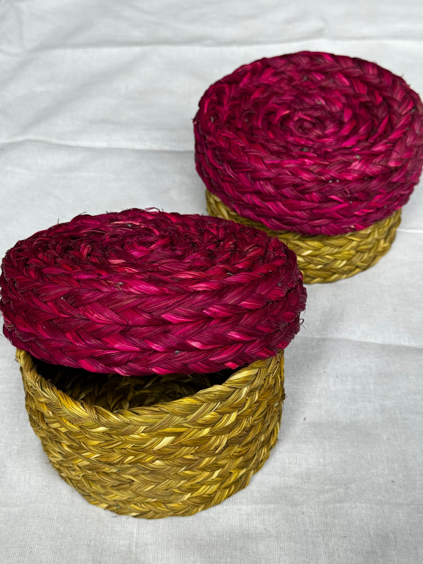 Sabai Grass round shape box with colour lid