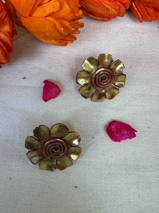 Flower stud earrings made of copper and brass