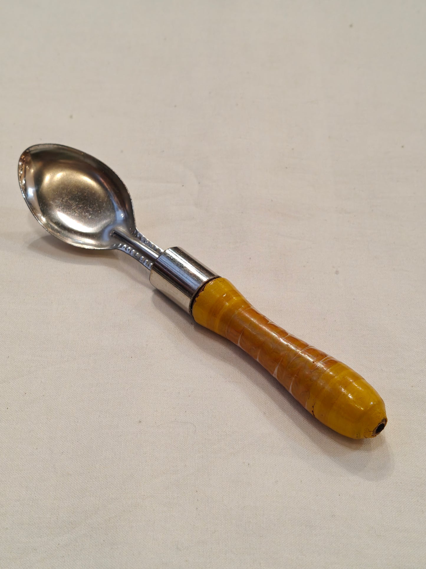 Table spoon with handcrafted lacquer wooden handle