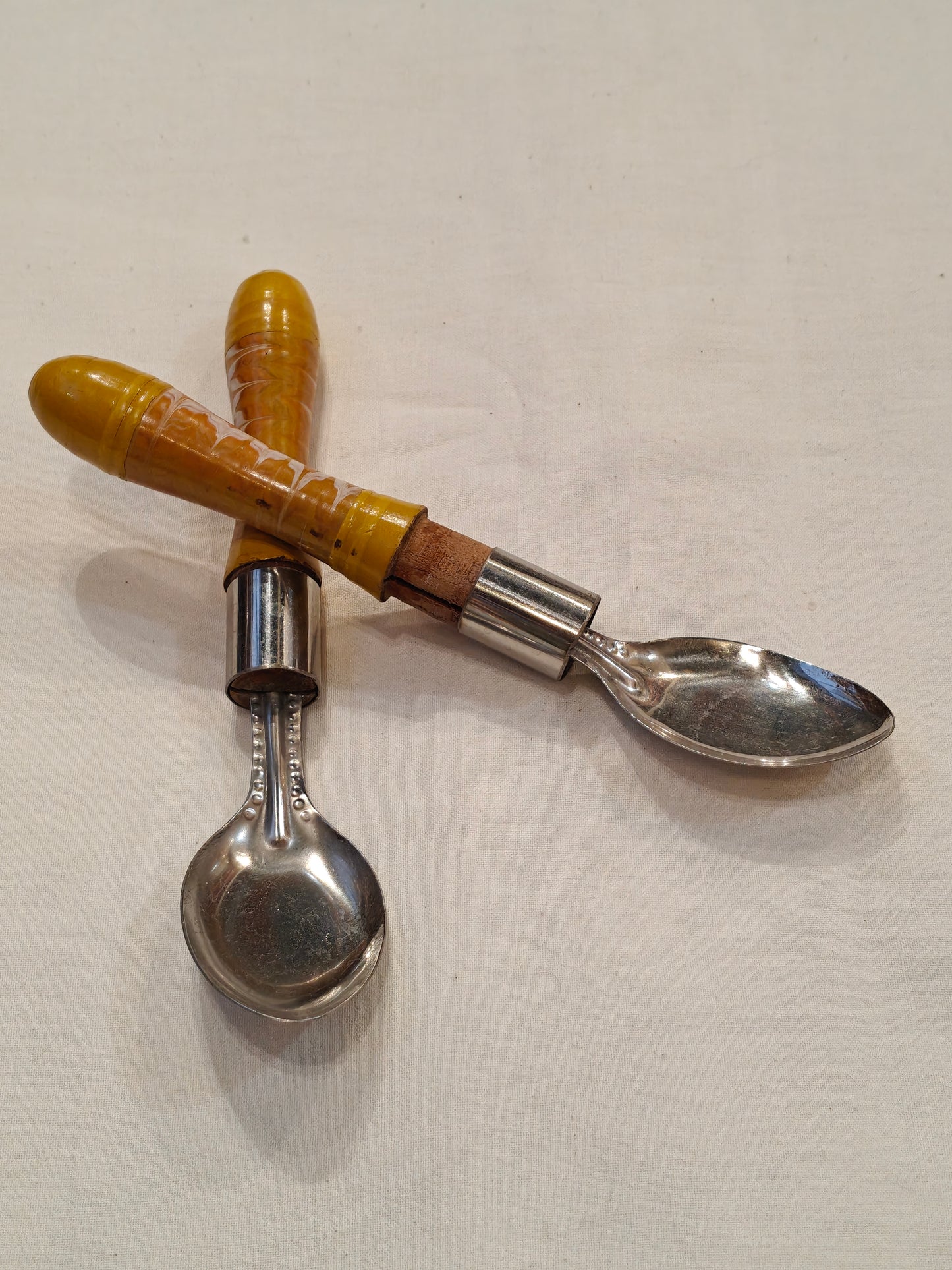 Table spoon with handcrafted lacquer wooden handle
