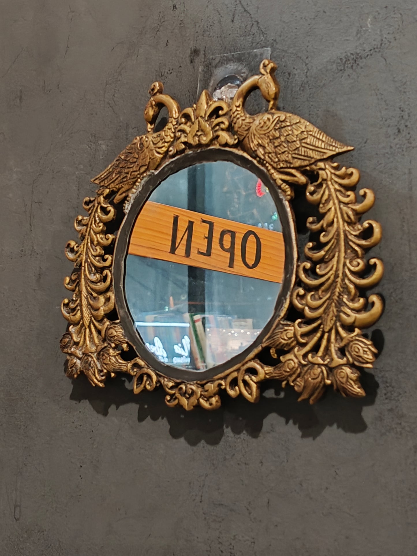 Round mirror with two peacocks in Handcrafted brass