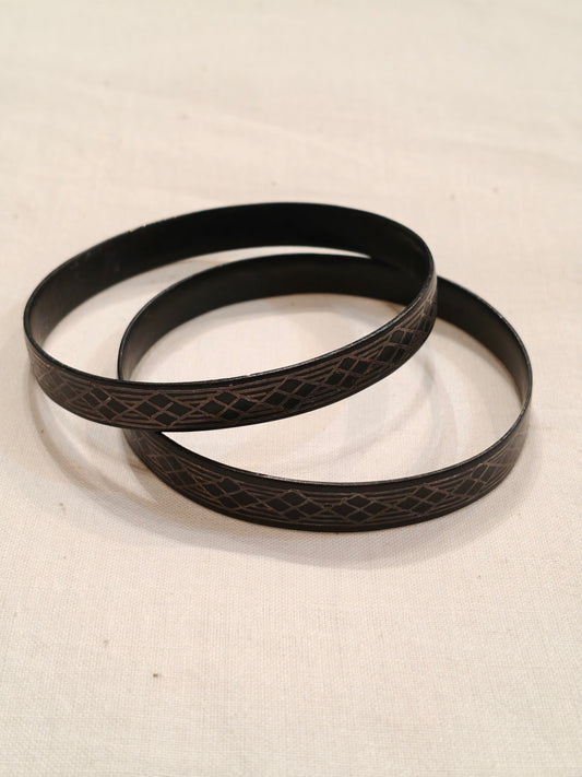 Black bidri silver inlay bangle with rhombical designs - single