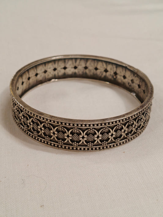 Silver oxidised non-openable bangle kada