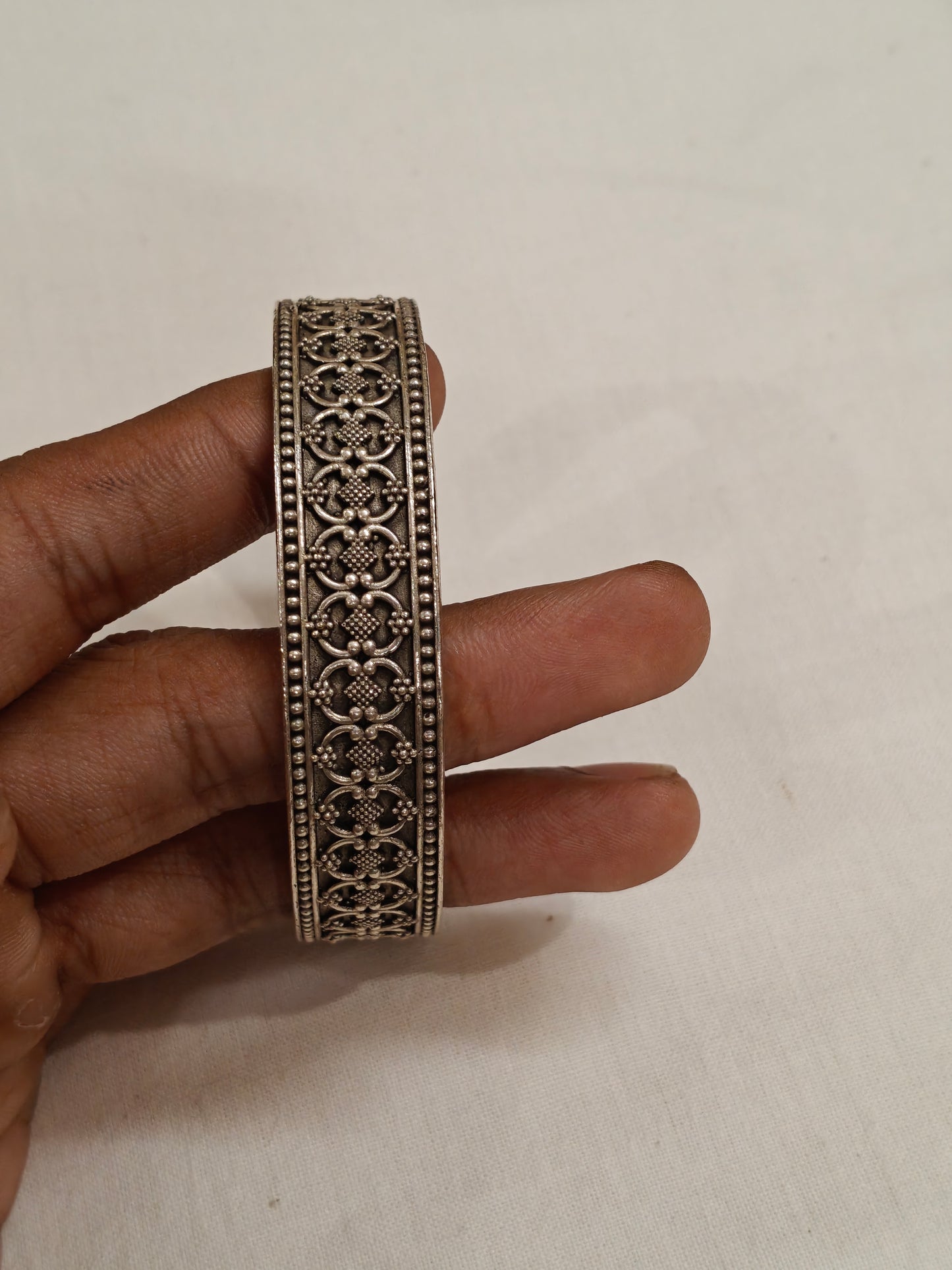 Silver oxidised non-openable bangle kada