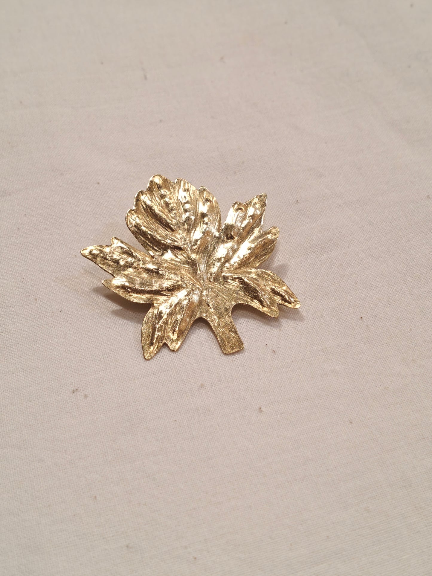 Brooches in brass - leaf design