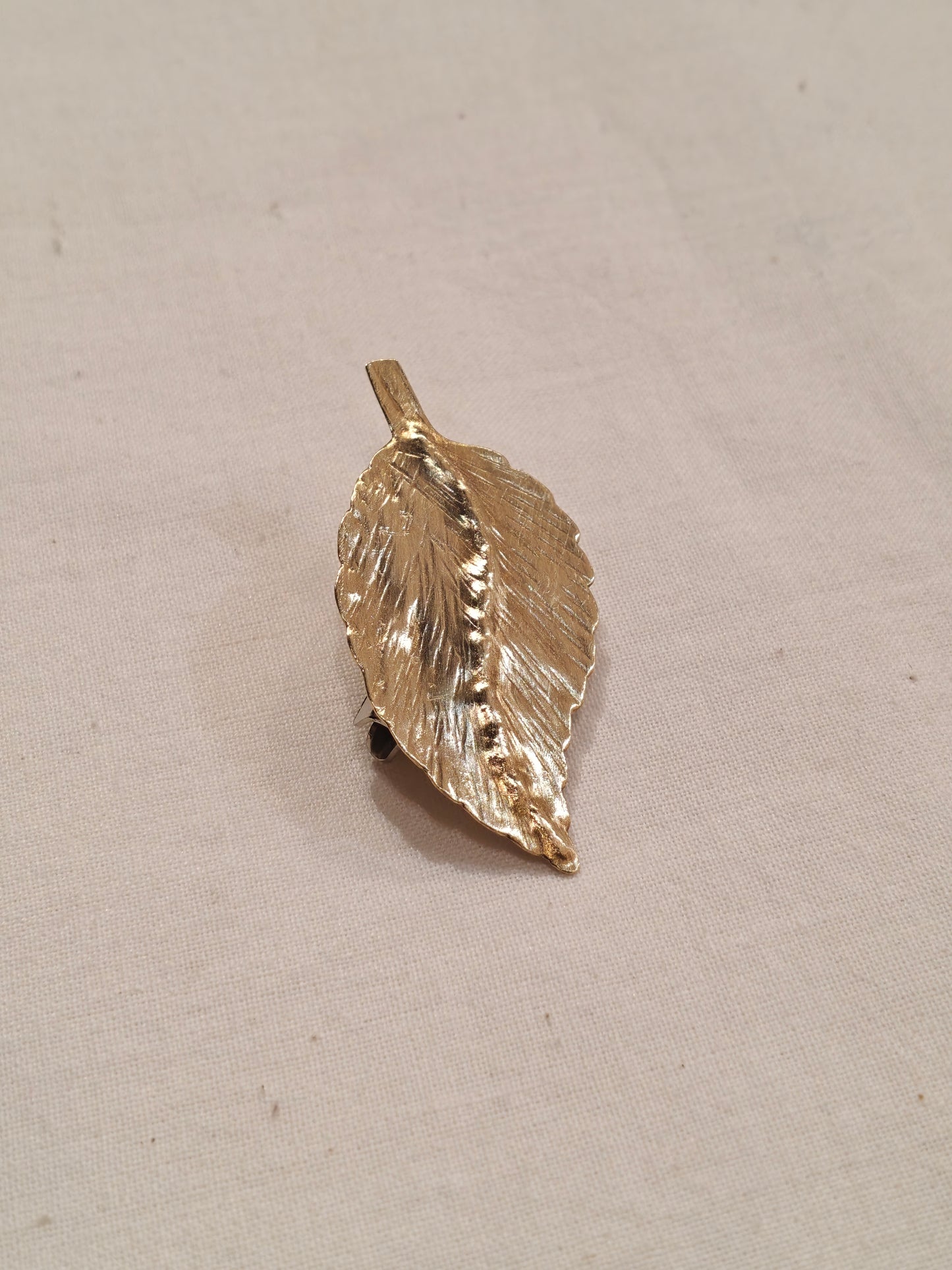 Brooches in brass - leaf design