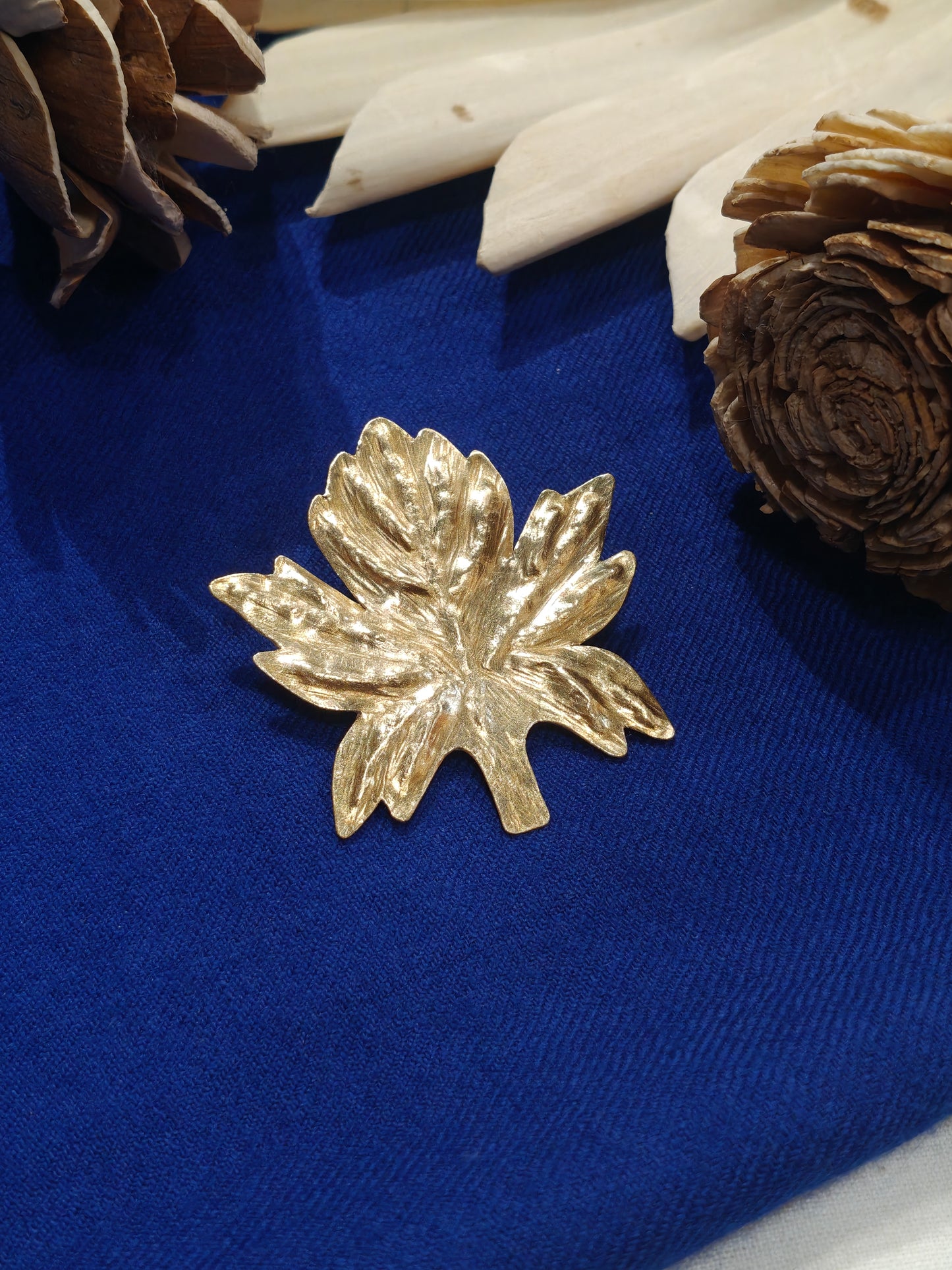Brooches in brass - leaf design