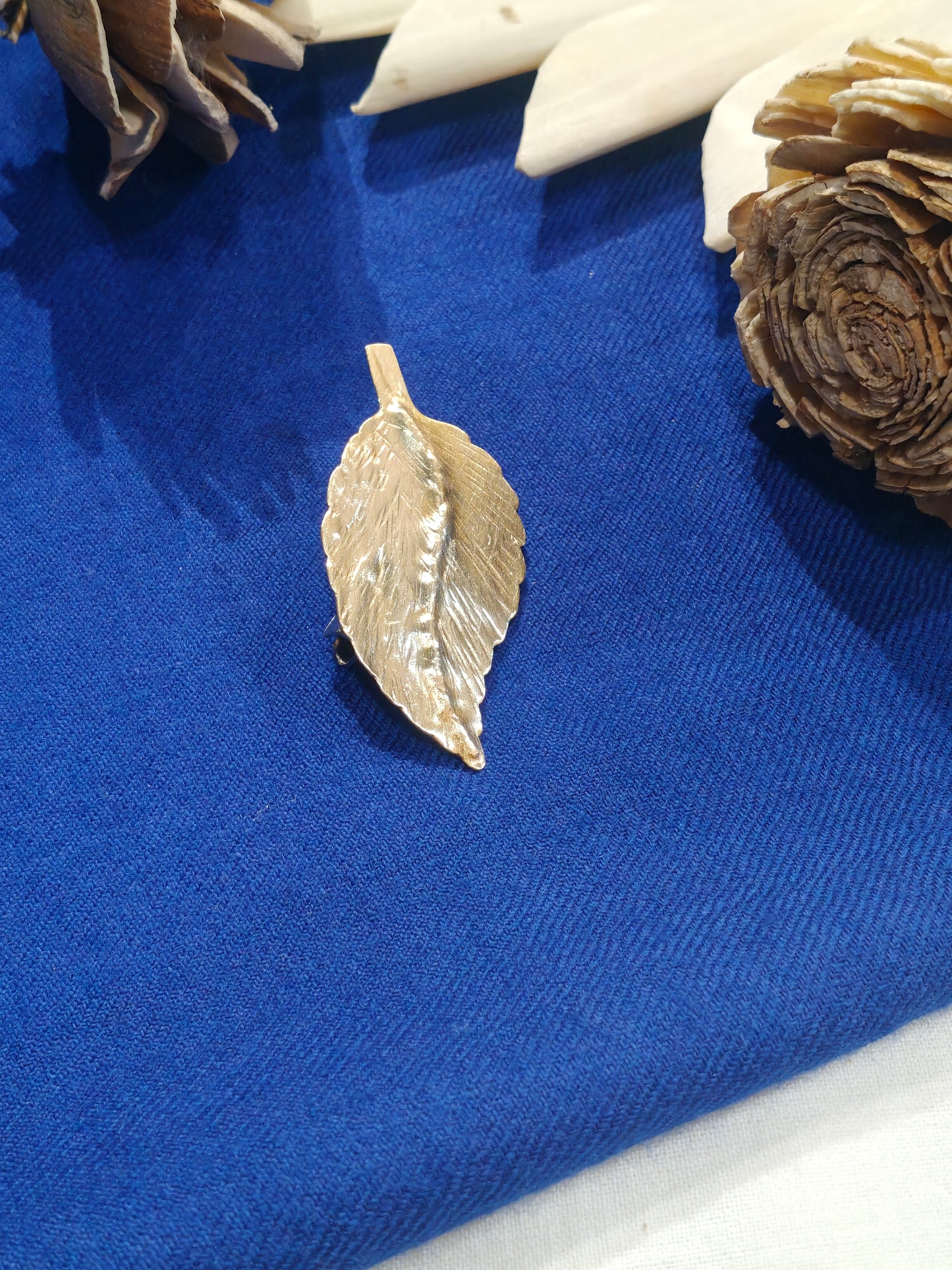 Brooches in brass - leaf design