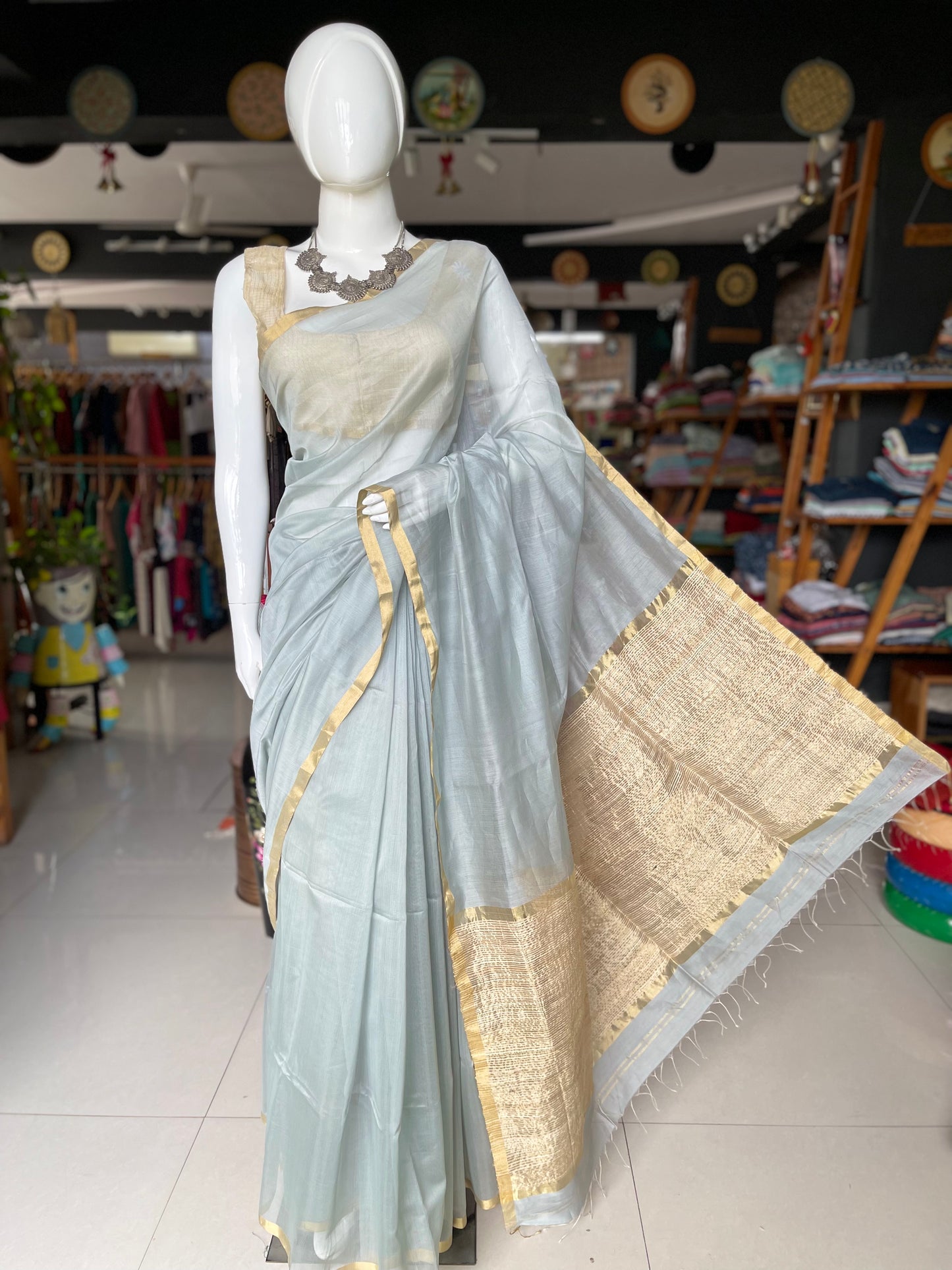 Grey silk cotton Maheshwari handloom saree with geecha and Zari pallu