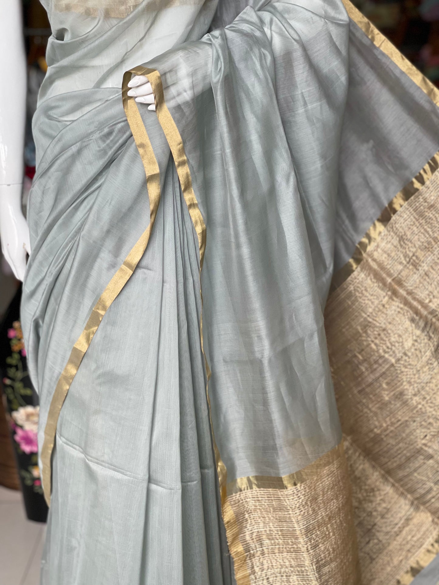 Grey silk cotton Maheshwari handloom saree with geecha and Zari pallu